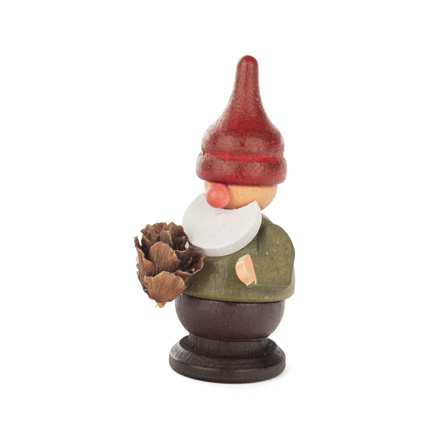Ein kleiner Holzzwerg mit roter Mütze, weißem Bart und grünem Oberkörper, der einen Zapfen in den Händen hält. im Dregeno Online Shop günstig kaufen