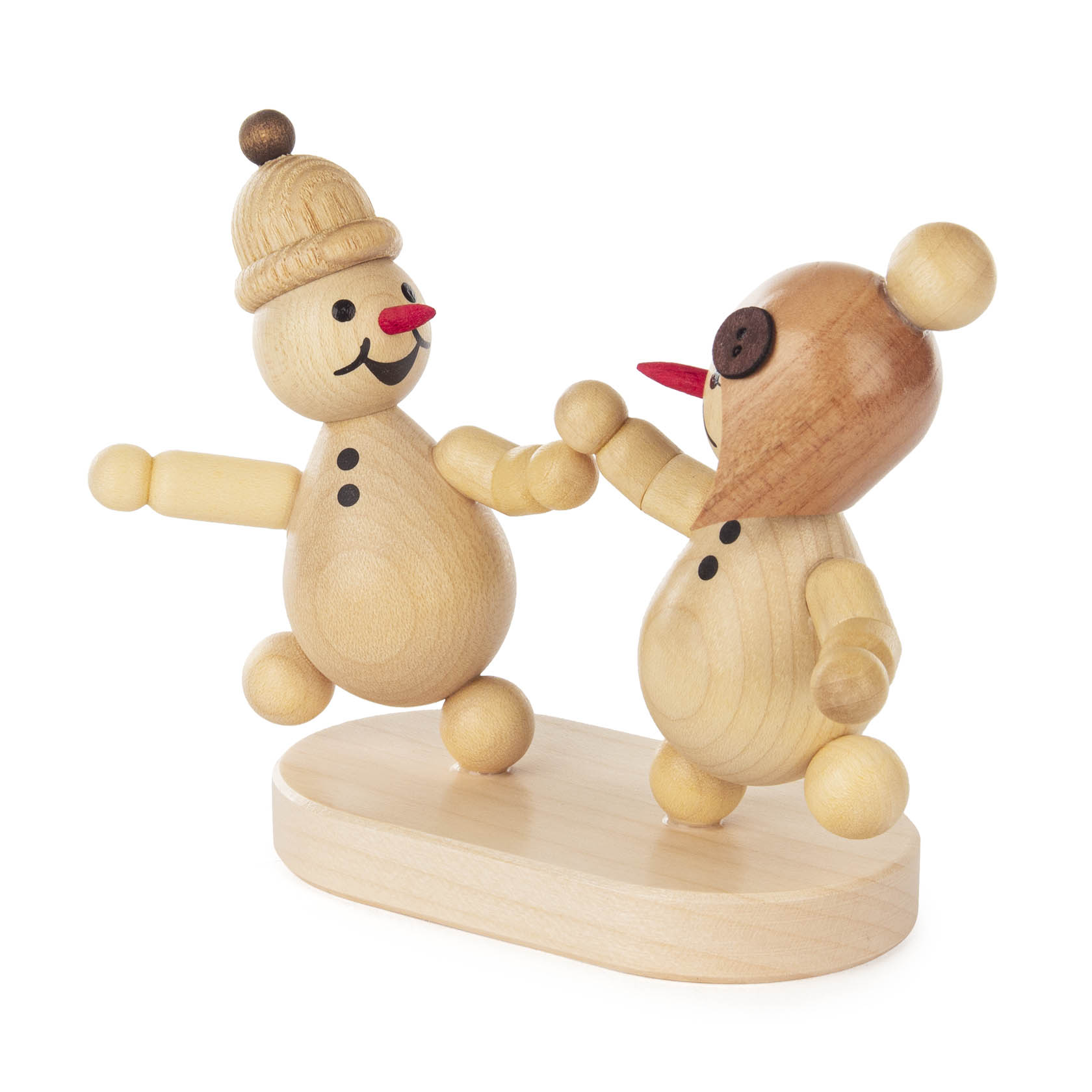 Zwei tanzende Schneemann-Figuren aus Holz, die sich an den Händen halten. Ein Schneemann hat einen Hut, der andere einen braunen Kopf mit Knopf.