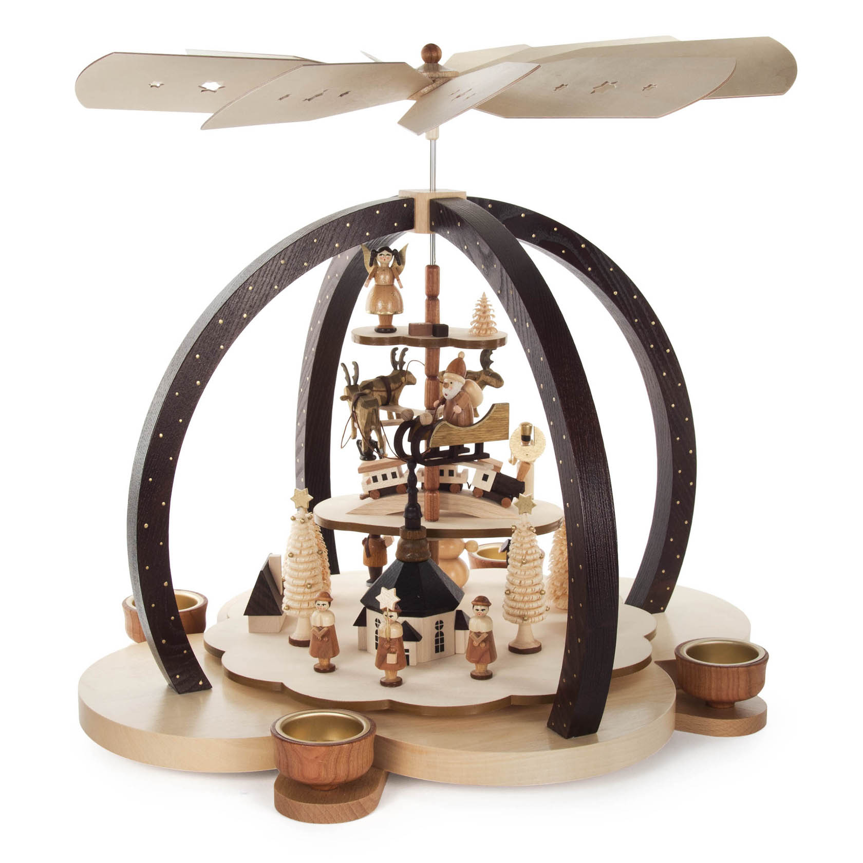 Holzpyramide mit vier Bögen, einem Propeller oben und Platz für vier Teelichter. Auf zwei Ebenen befinden sich geschnitzte Figuren, darunter ein Rentier und Tannenbäume.