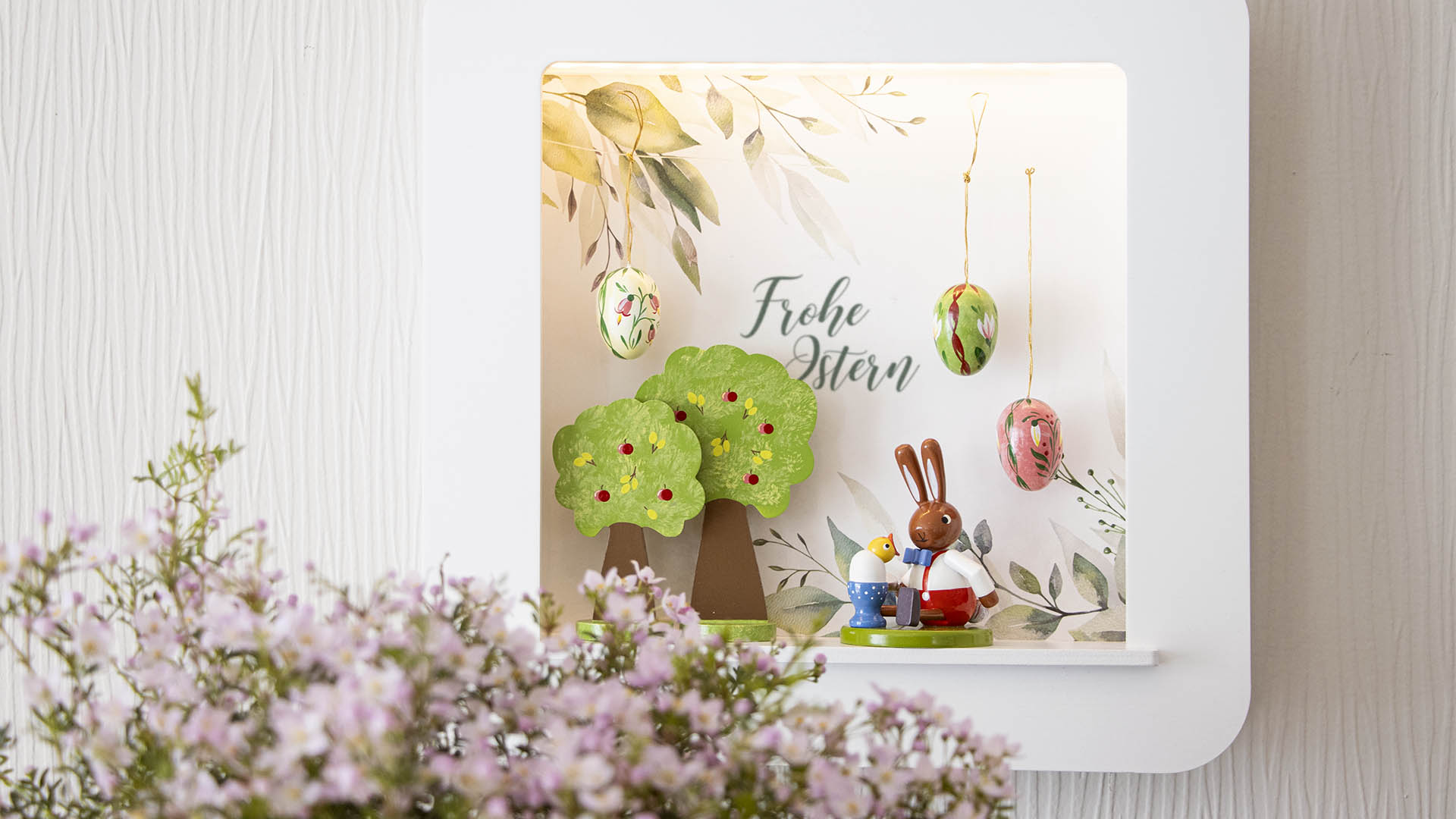 Deko-Rahmen Zeitfenster mit Osterhase, Bäumchen und Eiern