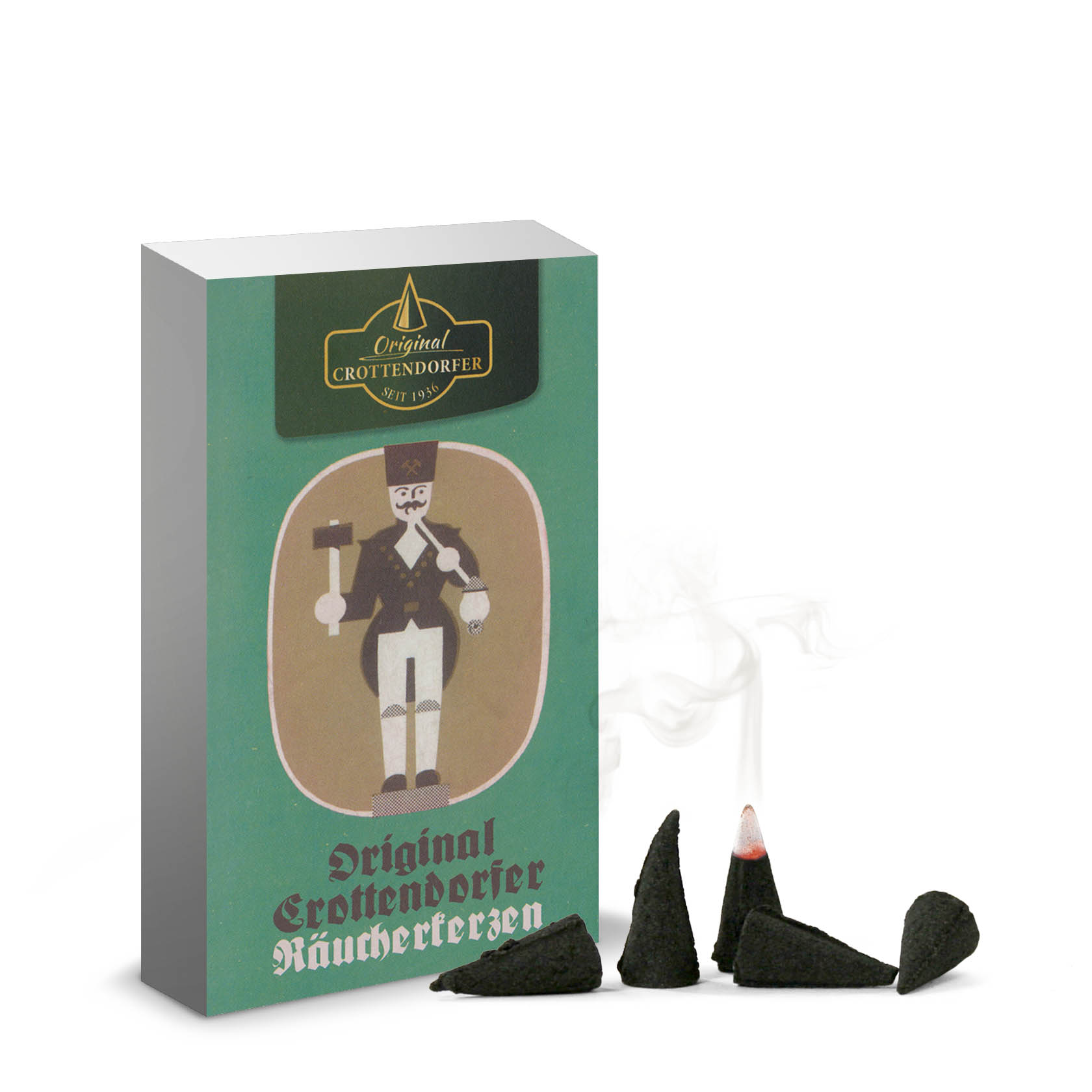 Eine Packung Crottendorfer Räucherkerzen Jubiläums-Edition mit Tannenduft. Vier kegelförmige Räucherkerzen sind sichtbar, teilweise mit Rauch. im Dregeno Online Shop günstig kaufen