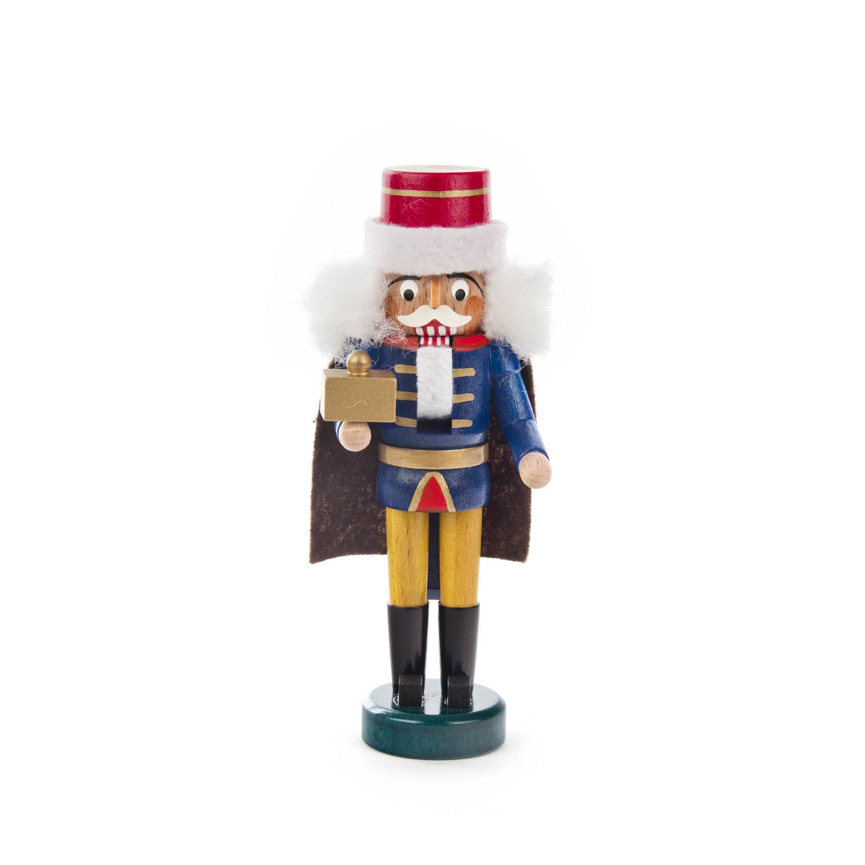 Ein 13 cm großer Nussknacker namens Melchior, mit rotem Hut, blauer Jacke, gelben Hosen und weißem Bart, hält ein kleines goldenes Geschenk. im Dregeno Online Shop günstig kaufen