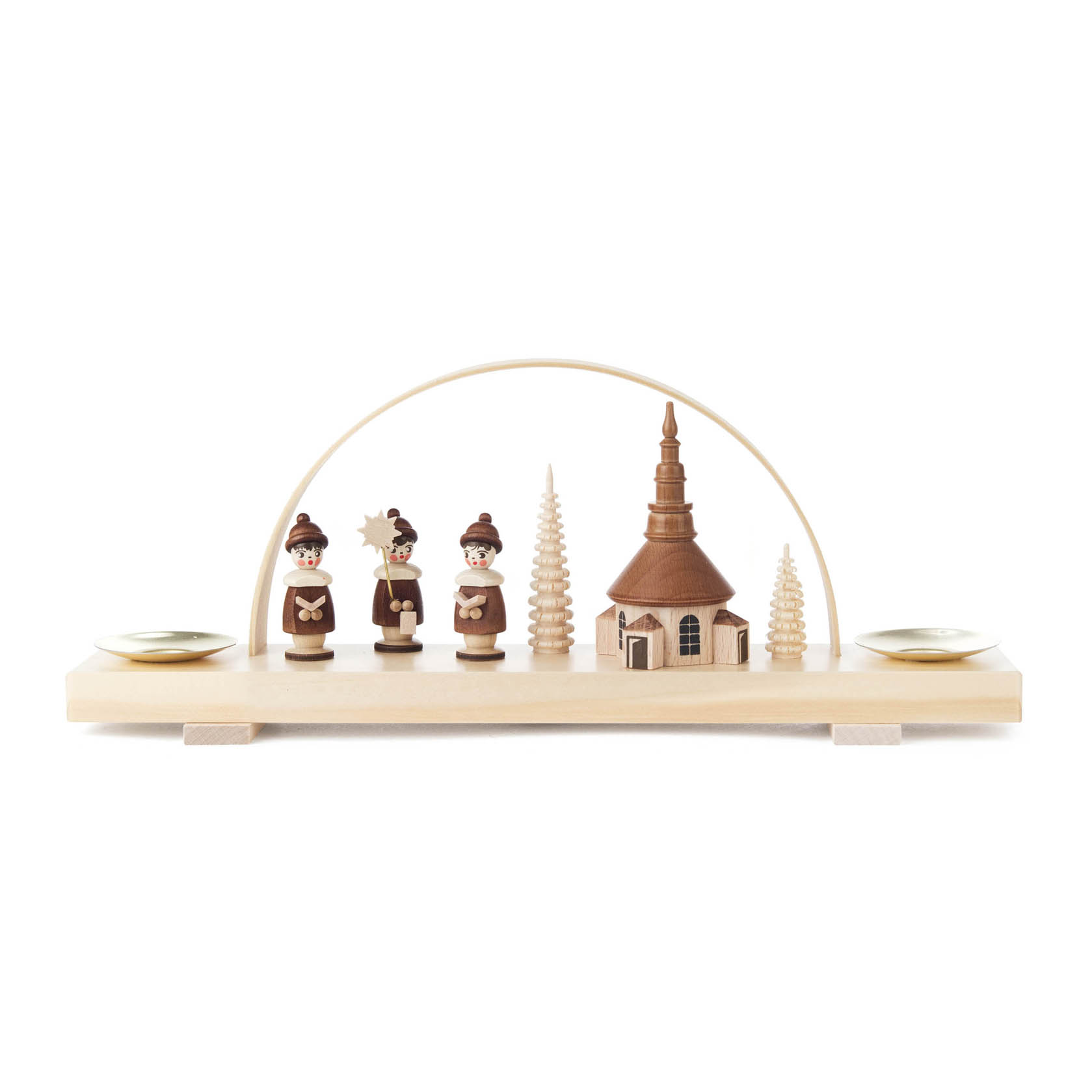 Dekorativer Schwibbogen aus hellem Holz mit Seiffener Kirche, vier Kurrende-Sängern und zwei geschnitzten Bäumen. Platz für Kerzen mit 14mm Durchmesser. im Dregeno Online Shop günstig kaufen