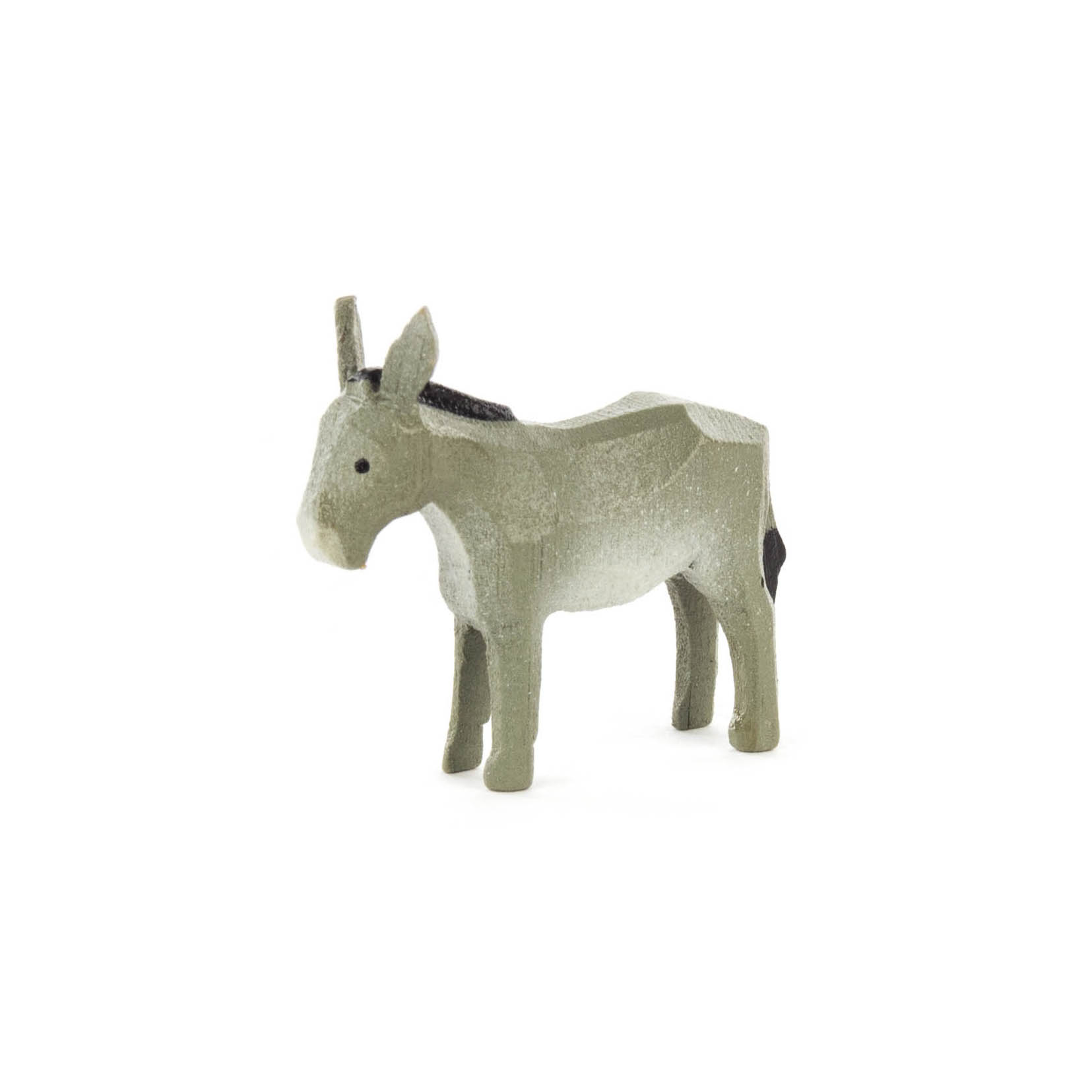 Holzfigur eines grauen Esels mit aufrecht stehenden Ohren und einem schwarzen Schwanz, steht auf einem weißen Hintergrund. im Dregeno Online Shop günstig kaufen