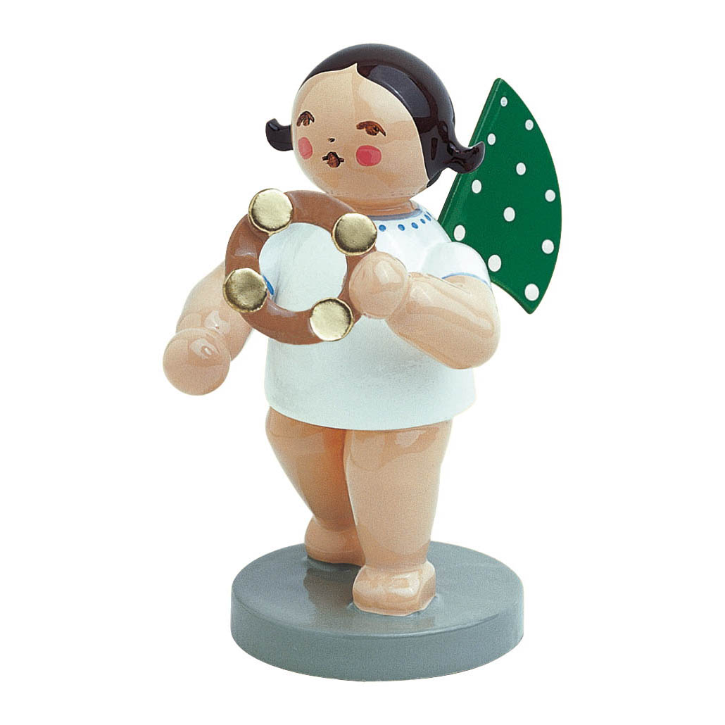 Holzfigur eines Engels mit schwarzen Haaren und roten Wangen, der einen Schellenring hält, grüne gepunktete Flügel hat und auf einem grauen Sockel steht. im Dregeno Online Shop günstig kaufen