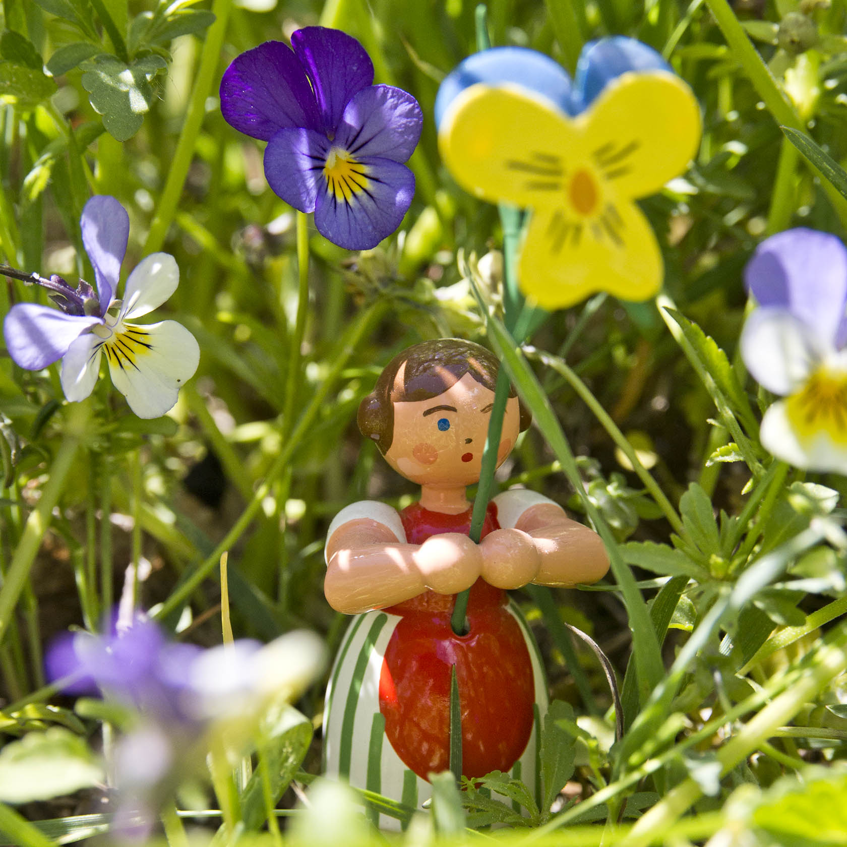 Blumenmädchen mit Stiefmütterchen