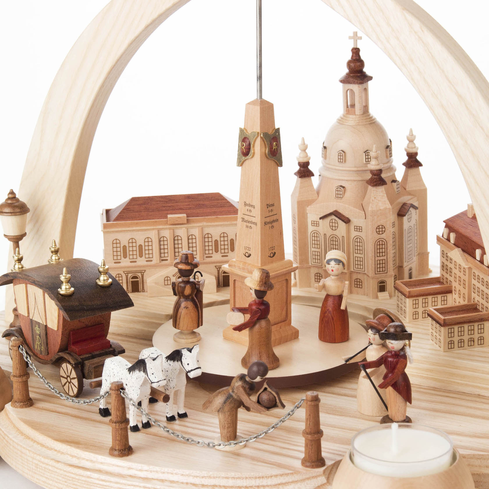 Holzpyramide mit Miniatur von Dresden, darunter Frauenkirche, goldener Reiter, Figuren und Kutschenmodell, Teelichtplatz am Rand.