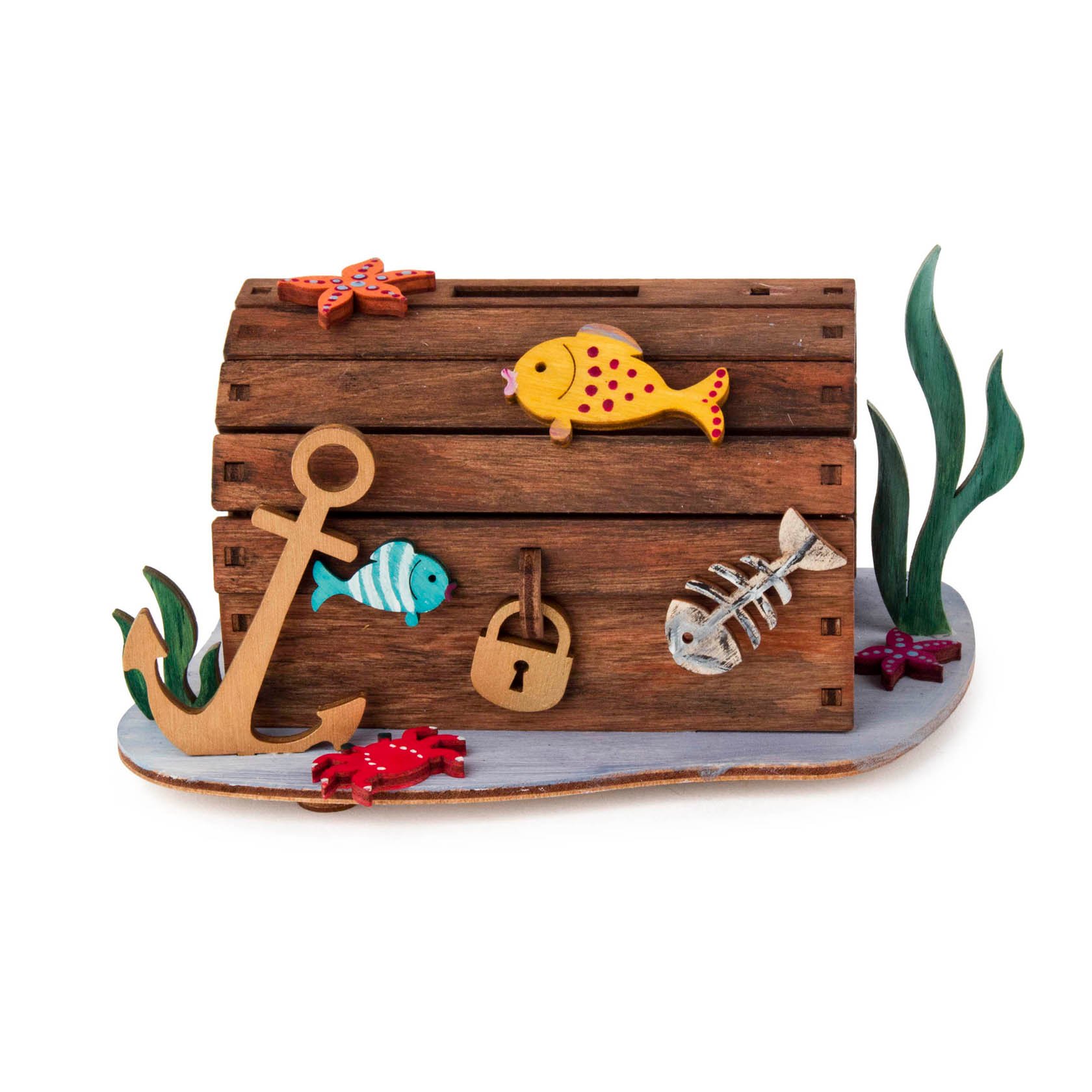 Eine dekorative Spardose in Form einer Schatztruhe, verziert mit bunten Fischfiguren, einem Anker und Seetang. Mit einem Schlitz zum Geld Einwerfen oben. im Dregeno Online Shop günstig kaufen