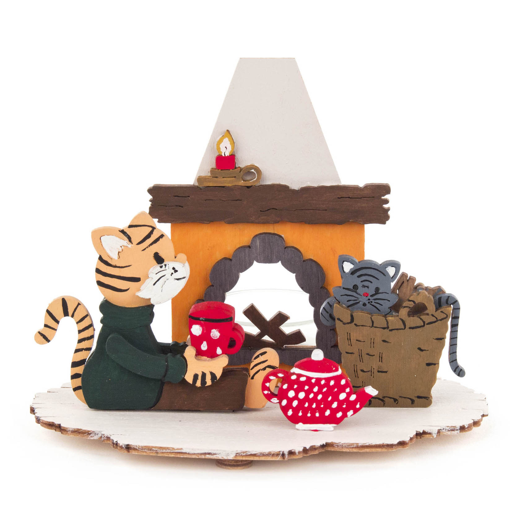 Dekorativer Teelichthalter aus Holz mit zwei Katzen, eine vor einem Kamin mit roter Tasse, die andere schläft in einem Korb daneben. Eine rote Teekanne steht davor. im Dregeno Online Shop günstig kaufen