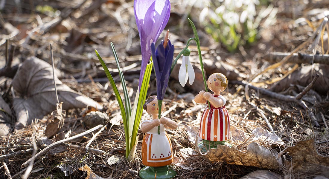 Zwei erzgebirgische Blumenmädchen mit Krokus und Schneeglöckchen