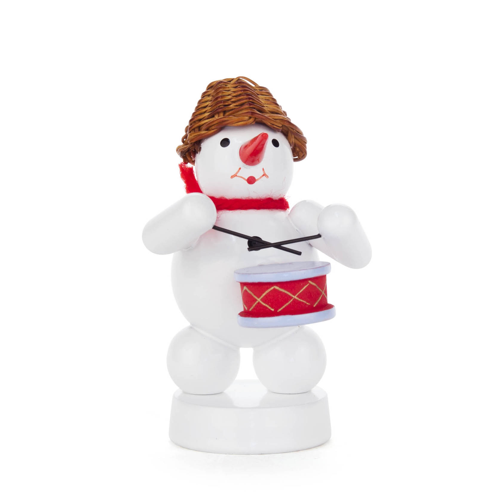 A small snowman with a red scarf and a wicker hat, playing a red drum with a black strap. im Dregeno Online Shop günstig kaufen