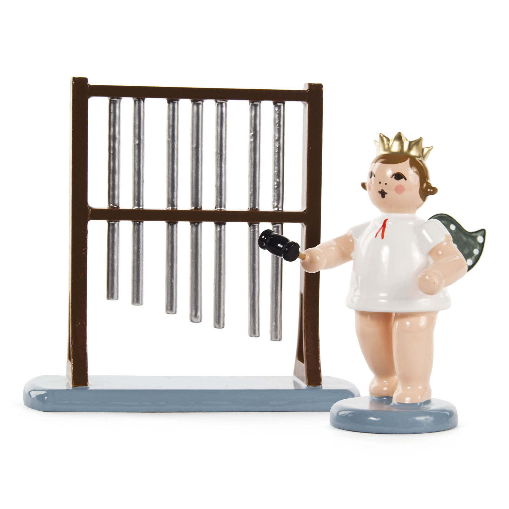A small angel figurine with a crown, holding a mallet, stands next to a tubular bell instrument on a base. im Dregeno Online Shop günstig kaufen