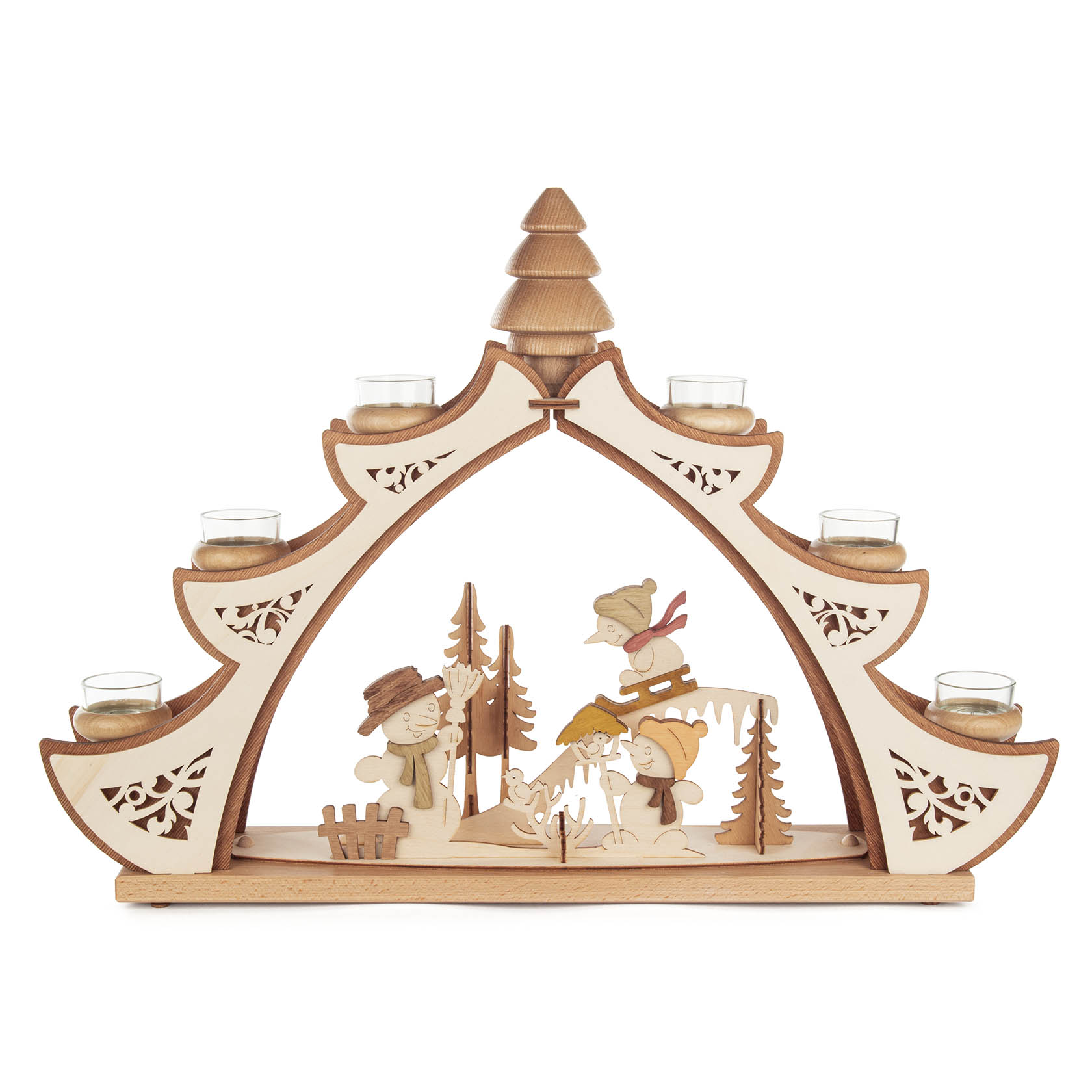 Holz-Teelichtbogen mit geschnitztem Schneemann und spielenden Kindern, dekoriert mit gestanzten Mustern und Räuchertanne über dem Bogen. im Dregeno Online Shop günstig kaufen