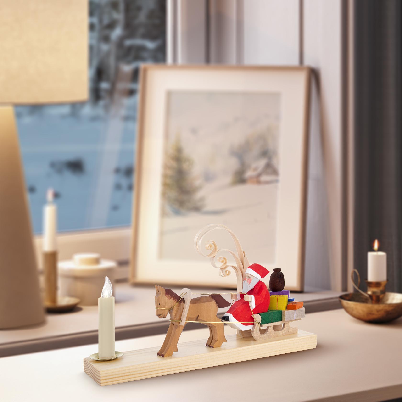 Holzfigur eines Weihnachtsmanns im Schlitten, gezogen von einem Pferd, mit Geschenken und einer Halterung für eine 14mm Kerze.