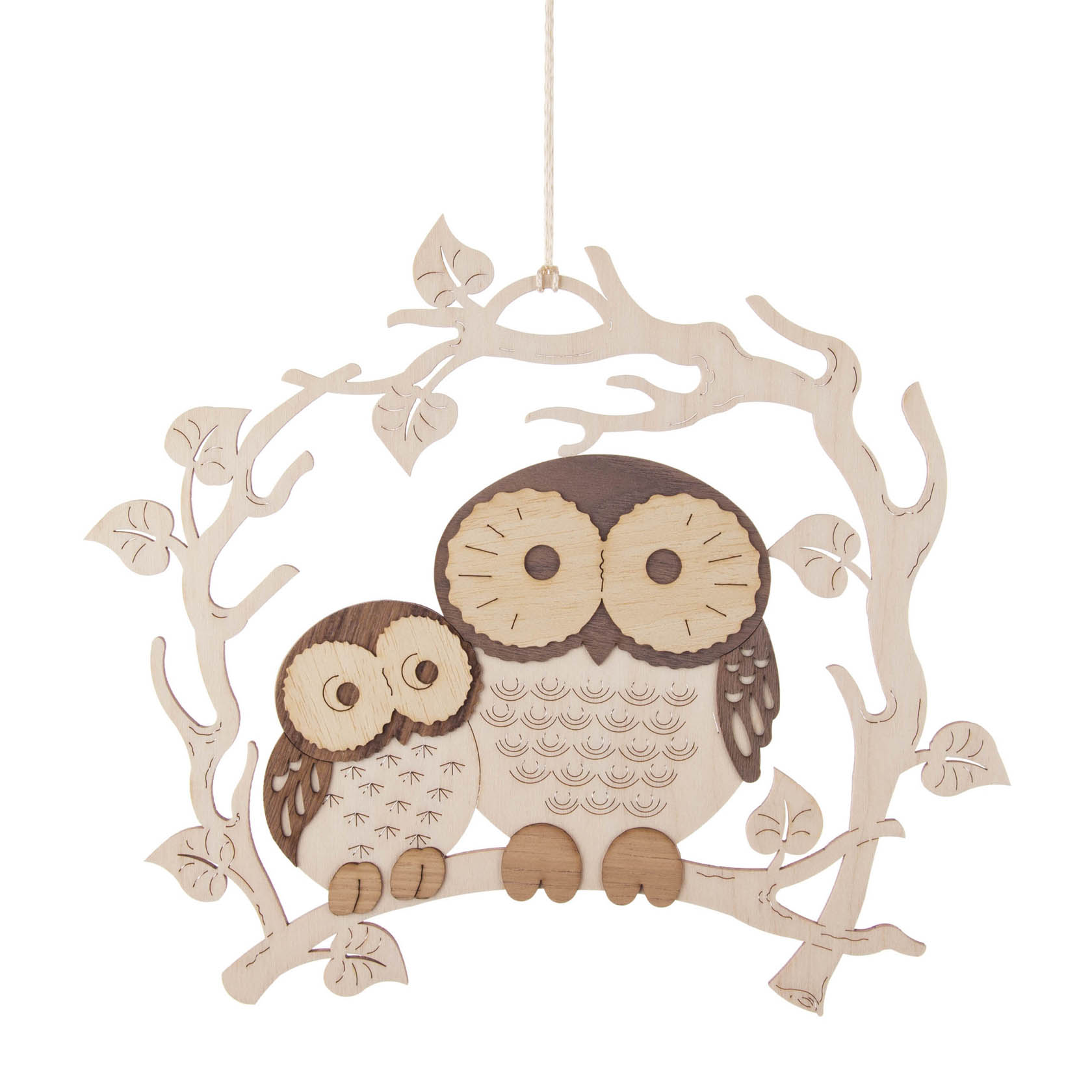 Zwei Eulen aus Holz, die auf einem Zweig sitzen. Eine große Eule mit markanten Augen und eine kleinere Eule daneben, beide umgeben von geschnitzten Blättern. im Dregeno Online Shop günstig kaufen