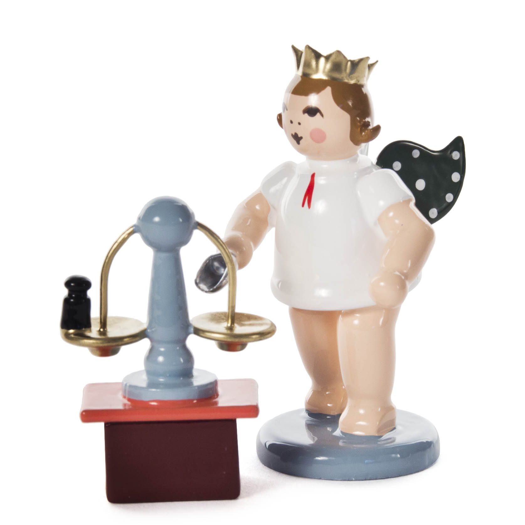 A wooden angel figure with a crown, polka-dotted wings, and a white robe holding a scale. im Dregeno Online Shop günstig kaufen
