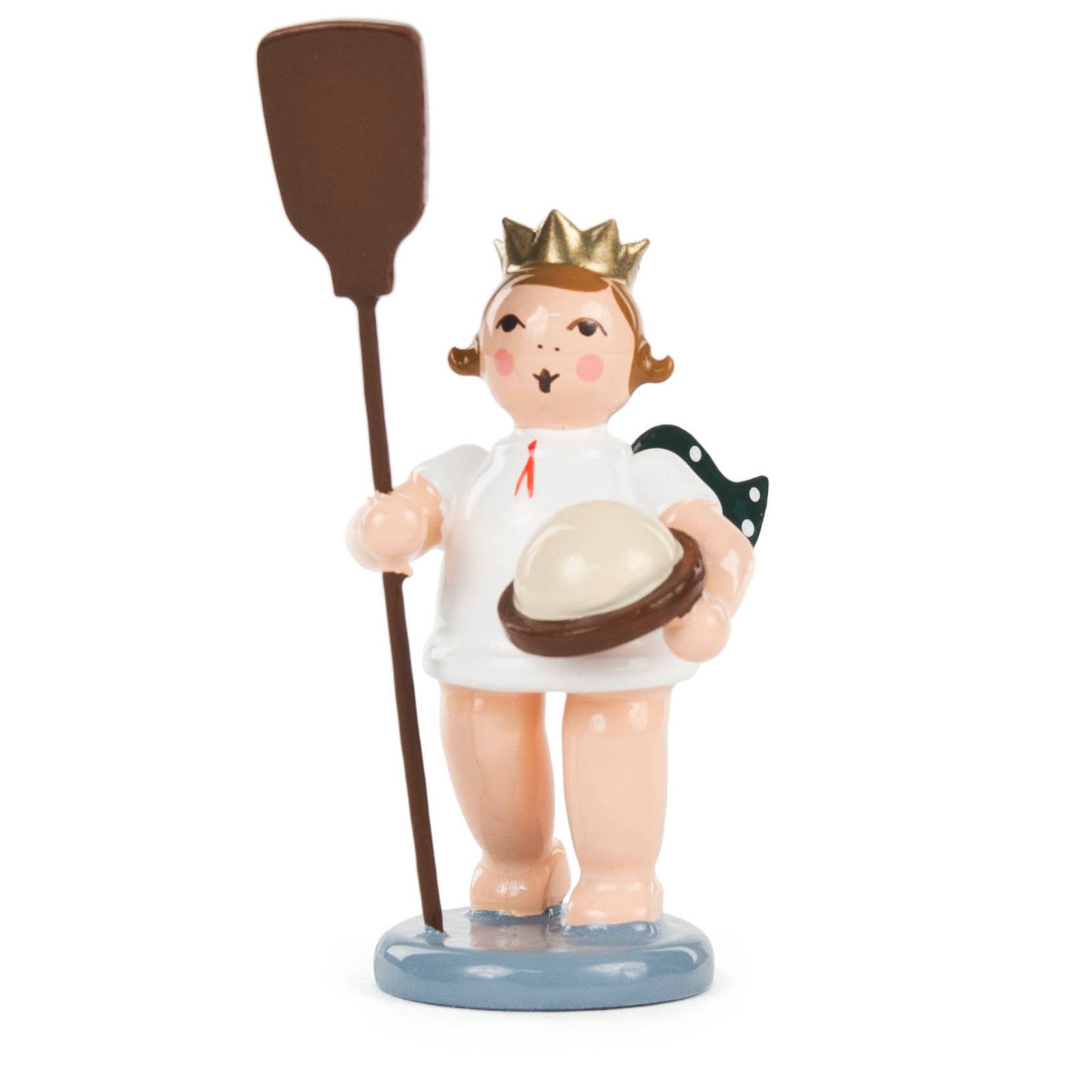 A small figurine of a baker angel with a gold crown, holding a paddle in one hand and a tray with a cloche in the other. im Dregeno Online Shop günstig kaufen