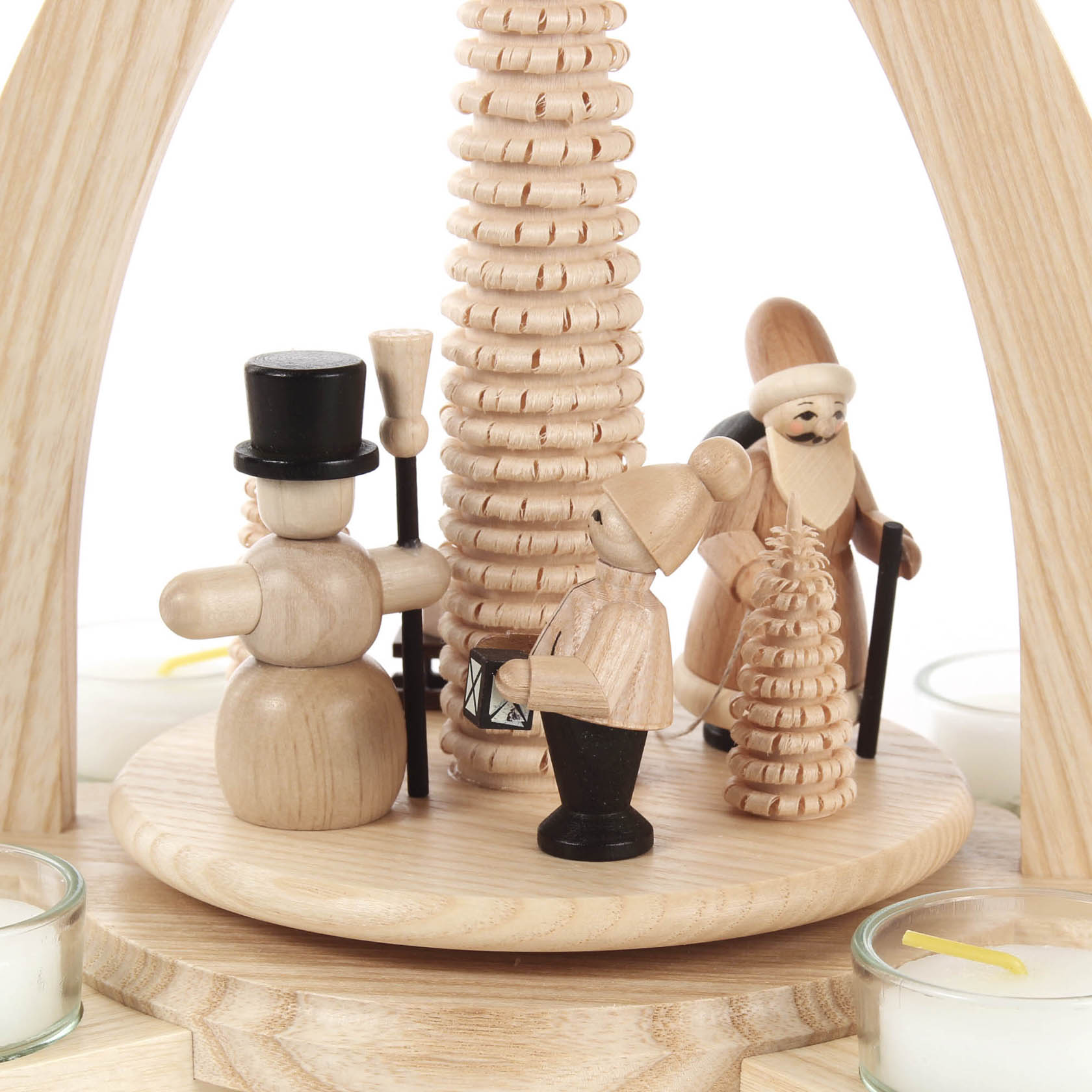 Holzpyramide mit einem Schneemann mit Zylinder und einem Weihnachtsmann mit Stab, umgeben von Teelichthaltern.
