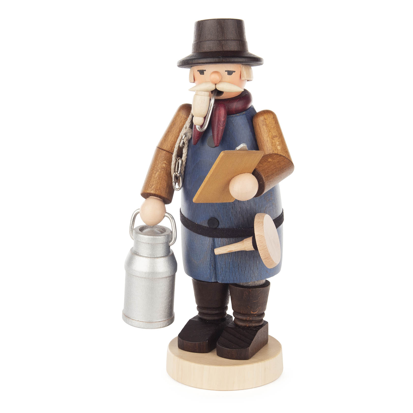 Ein hölzerner Räuchermann in Form eines Milchbauern, trägt eine blaue Schürze, einen schwarzen Hut und hält eine Milchkanne sowie eine Holzschaufel.