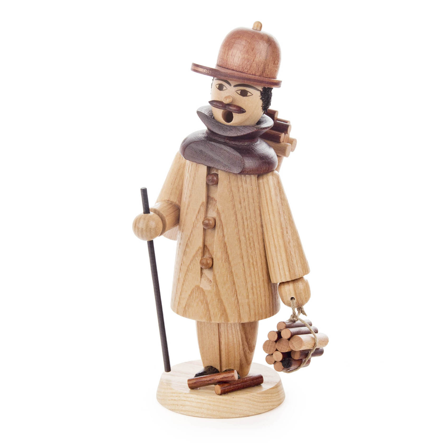Handgefertigter Räuchermann aus Holz, der einen Holzsammler darstellt. Er trägt ein Mantel und Hut, hält ein Bündel Holz und einen Gehstock.