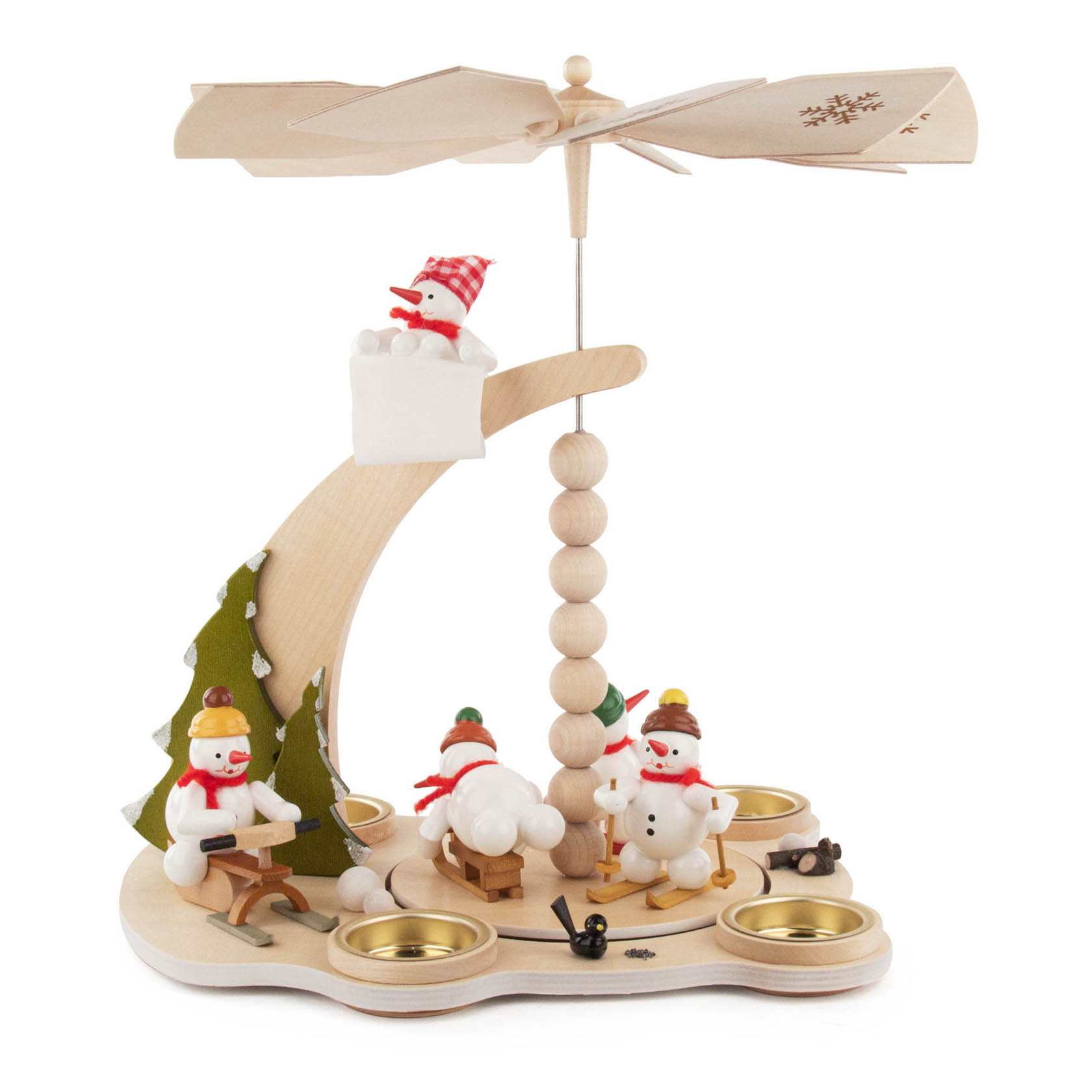 Holzpyramide mit Schneemännern beim Wintersport und Platz für zwei Teelichte, mit einem Propeller auf der Oberseite. im Dregeno Online Shop günstig kaufen