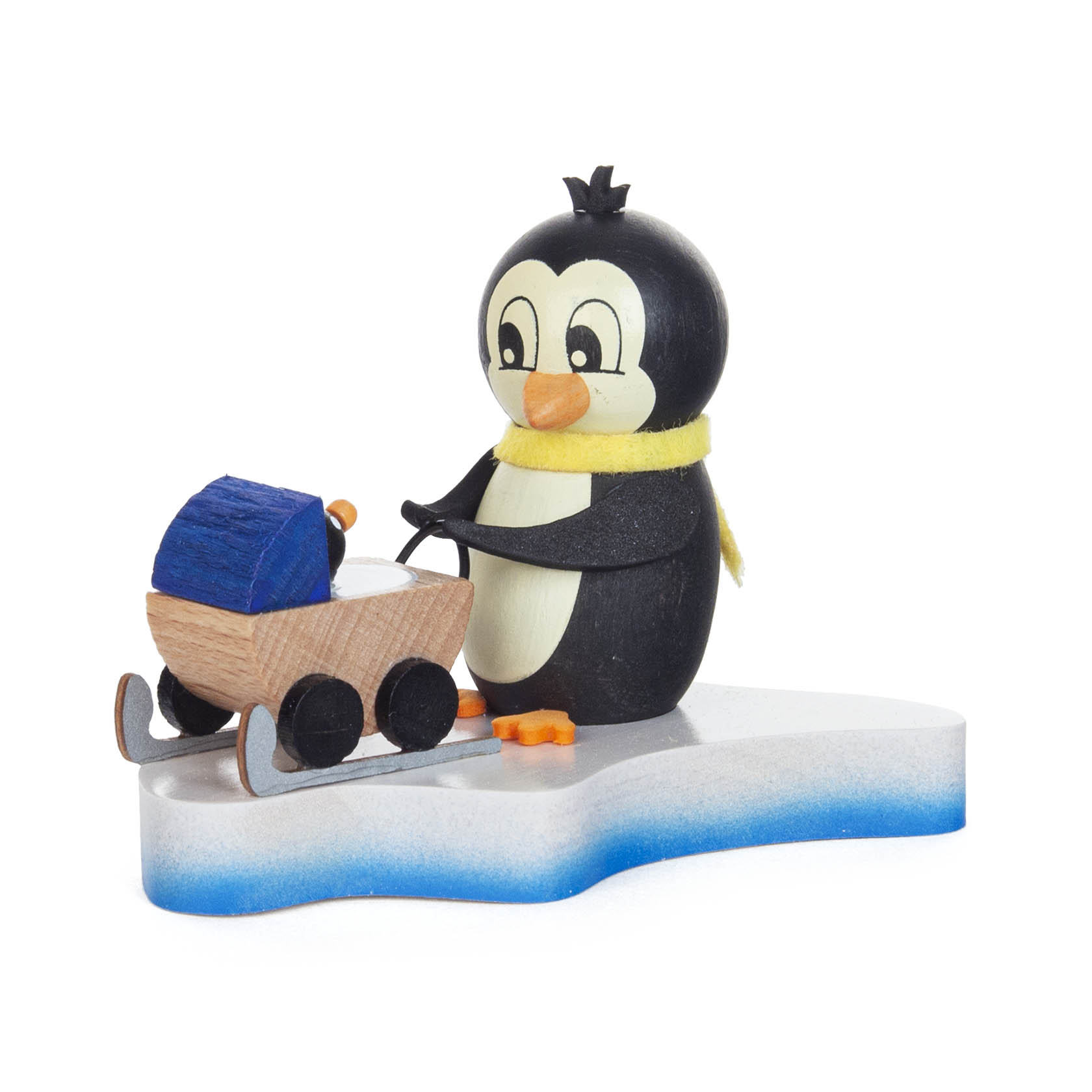 Kleiner Pinguin mit gelbem Schal schiebt einen Holzpuppenwagen auf einem Eisblock. im Dregeno Online Shop günstig kaufen