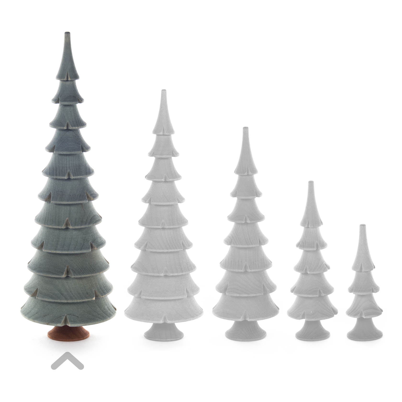 A wooden green tree measuring 21 cm with a pointed top and layered branches next to four similar unpainted wooden trees decreasing in size.