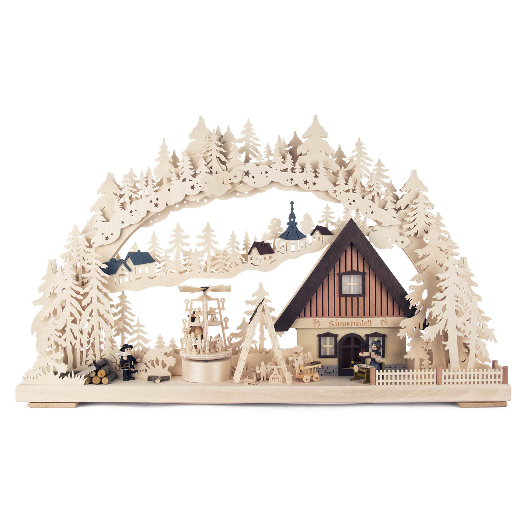 Ein beleuchteter Schwibbogen mit einer Pyramide, umgeben von Bäumen und einer niedrigen Werkstatt mit Figuren und Weihnachtsdekorationen.