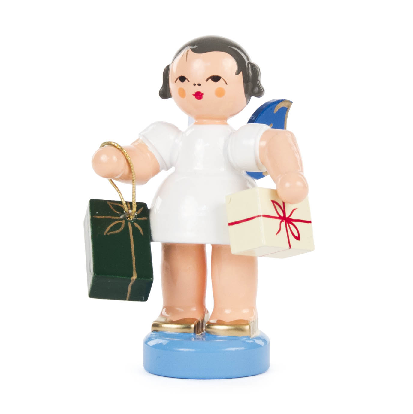 Holzengel mit blauen Flügeln trägt ein Geschenk in jeder Hand, eines in Geschenkpapier und eines in einer Tragetasche. im Dregeno Online Shop günstig kaufen