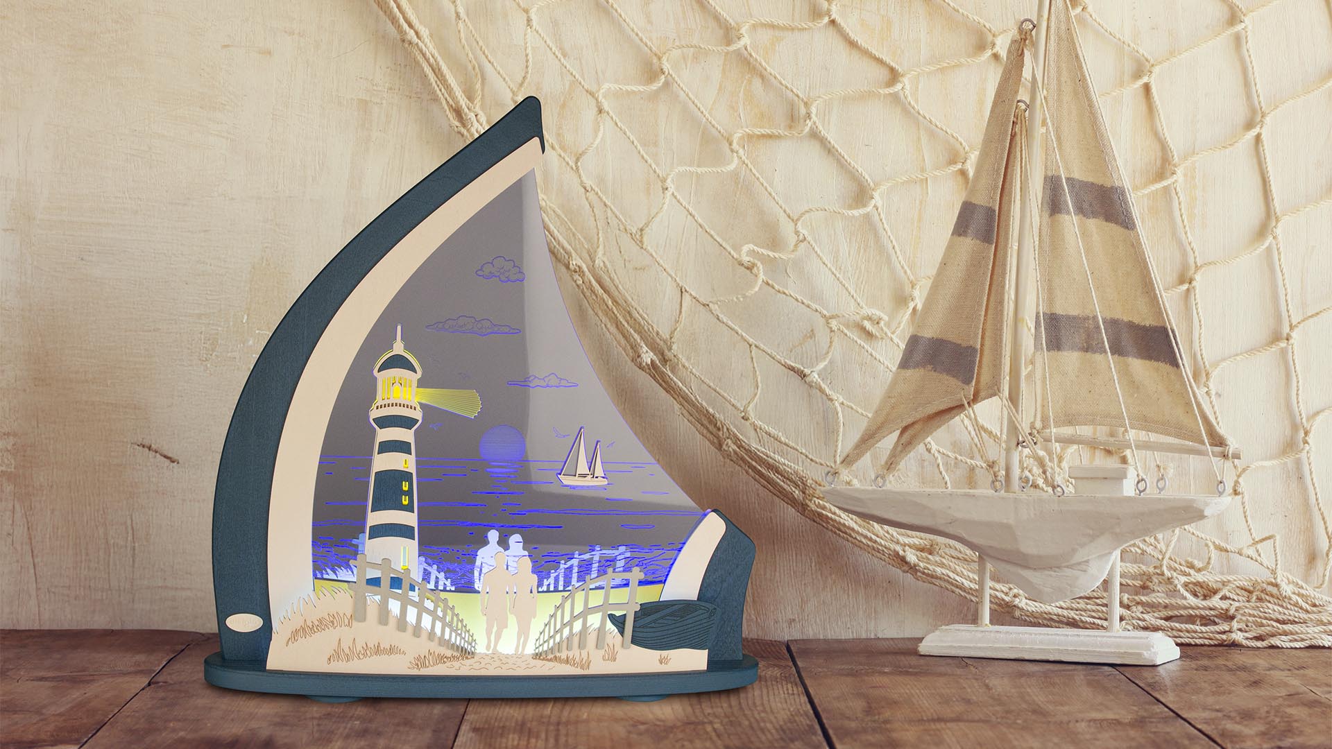 Raumleuchte aus Holz und Plexiglas mit Leuchtturm und Meeresstrand