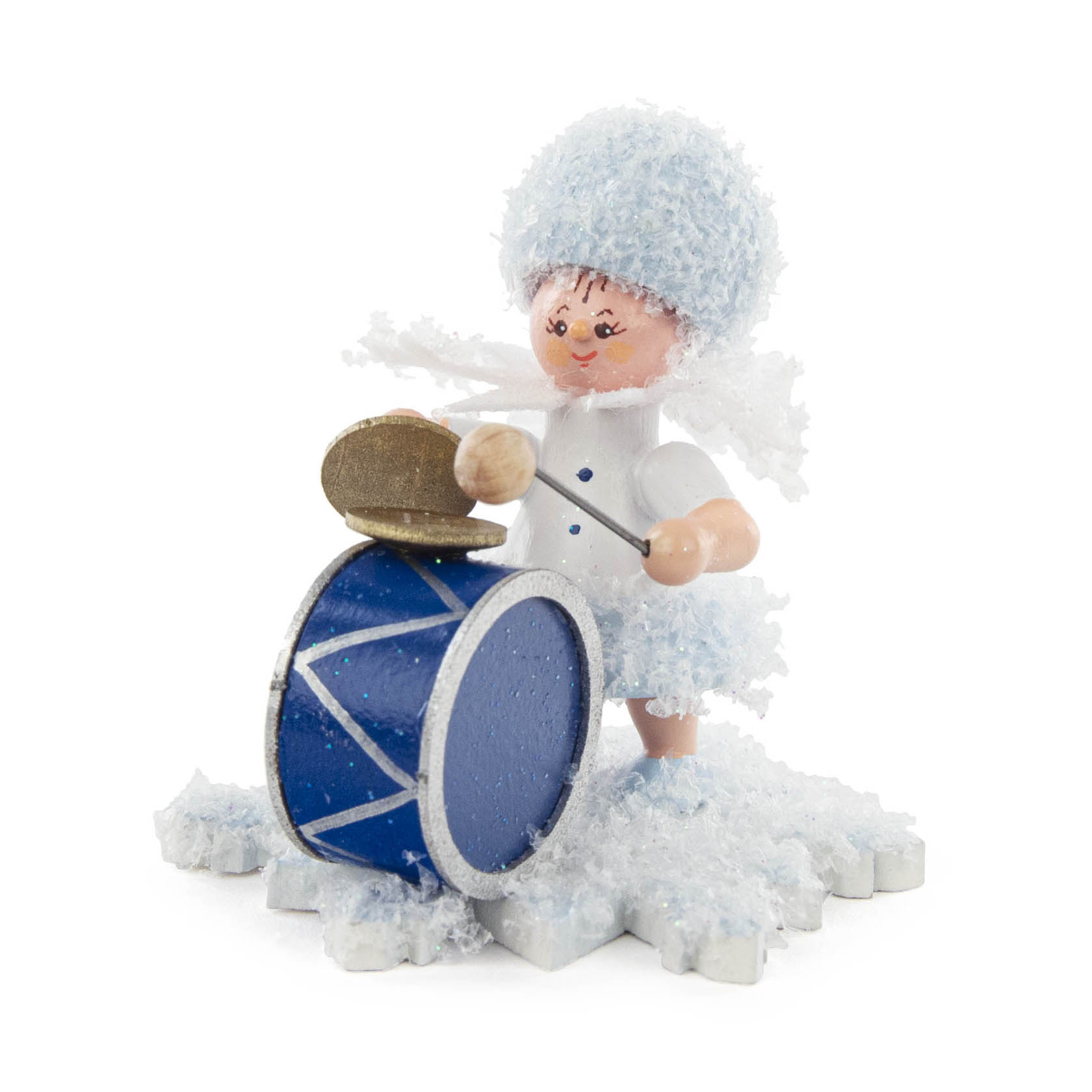 Holzfigur eines lächelnden Schneeflöckchens in einem weißen Outfit mit flauschigem Kopf und Rock, das eine blaue Basstrommel mit einem Stab spielt. im Dregeno Online Shop günstig kaufen
