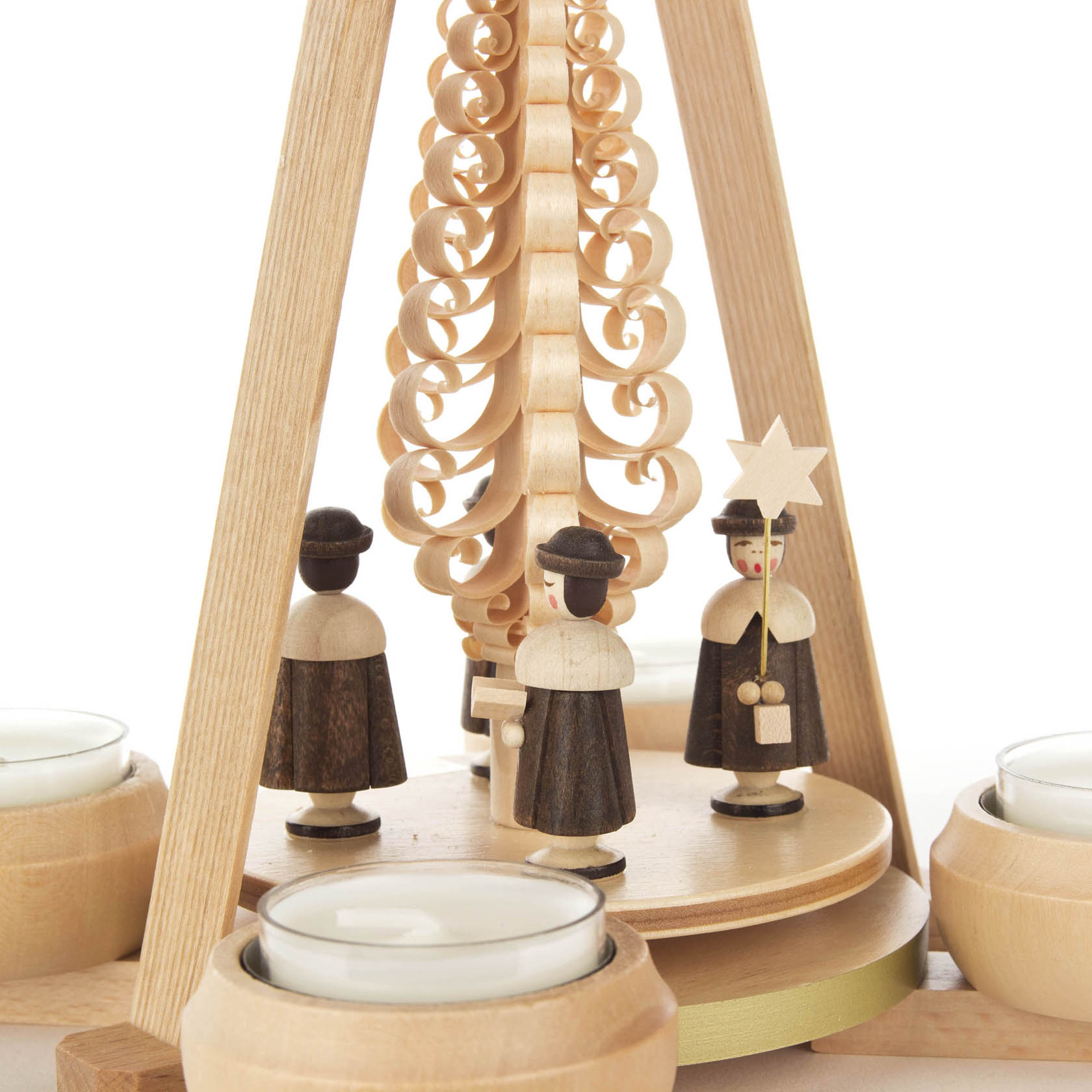 Holzpyramide mit drei Kurrende-Sängern und Platz für Teelichte, zentrale geschnitzte Holzsäule.