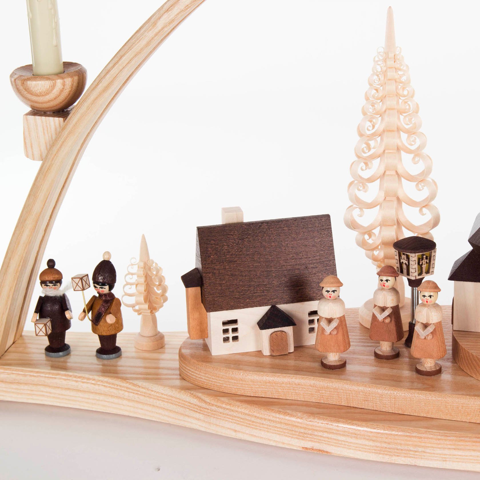 Wooden arch with Seiffener village scene, featuring illuminated buildings and lanterns, and small hand-carved figures.