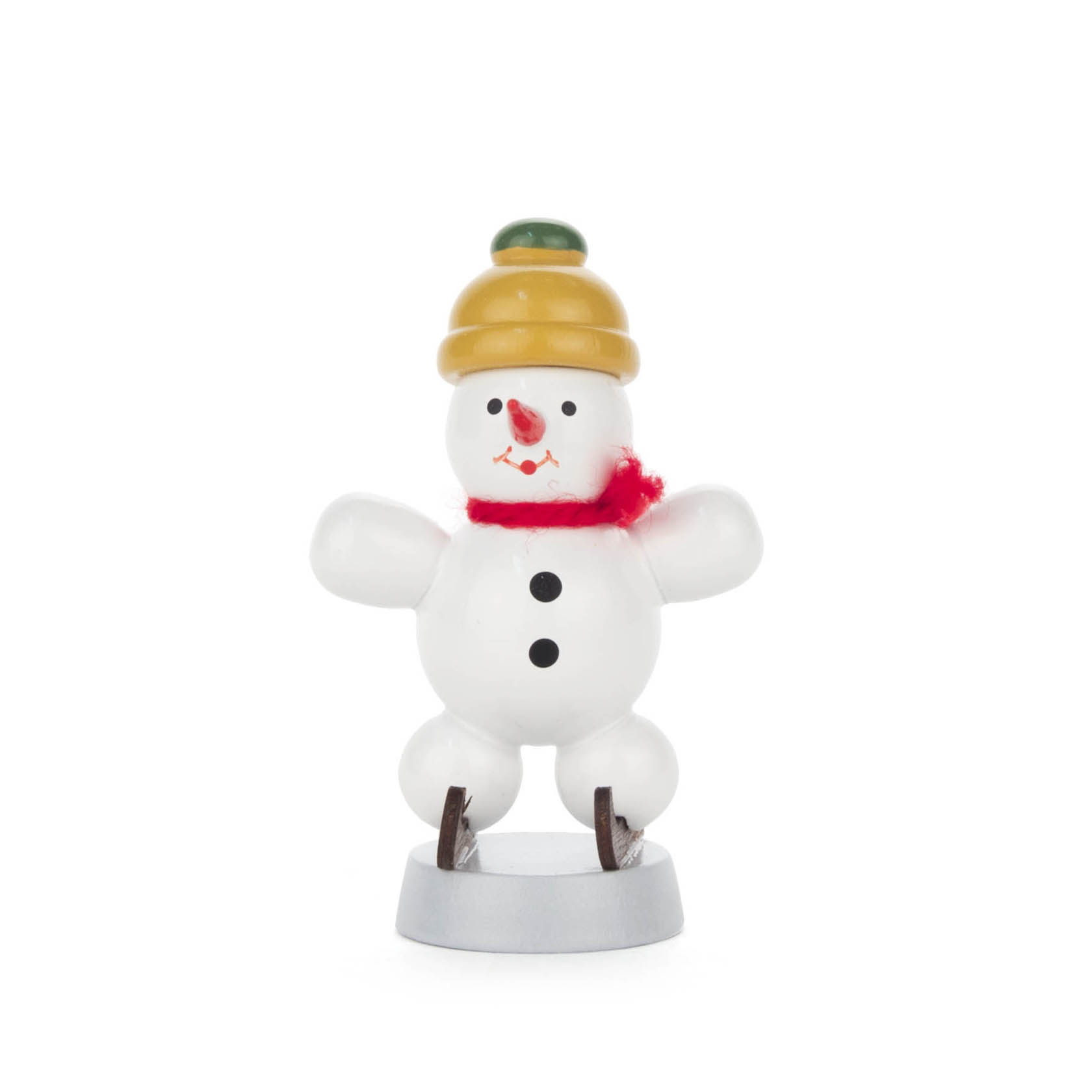 Eine kleine Schneemannfigur mit rotem Schal, brauner Mütze und schwarzen Knöpfen, steht auf einer silbernen Basis und trägt braune Schlittschuhe.