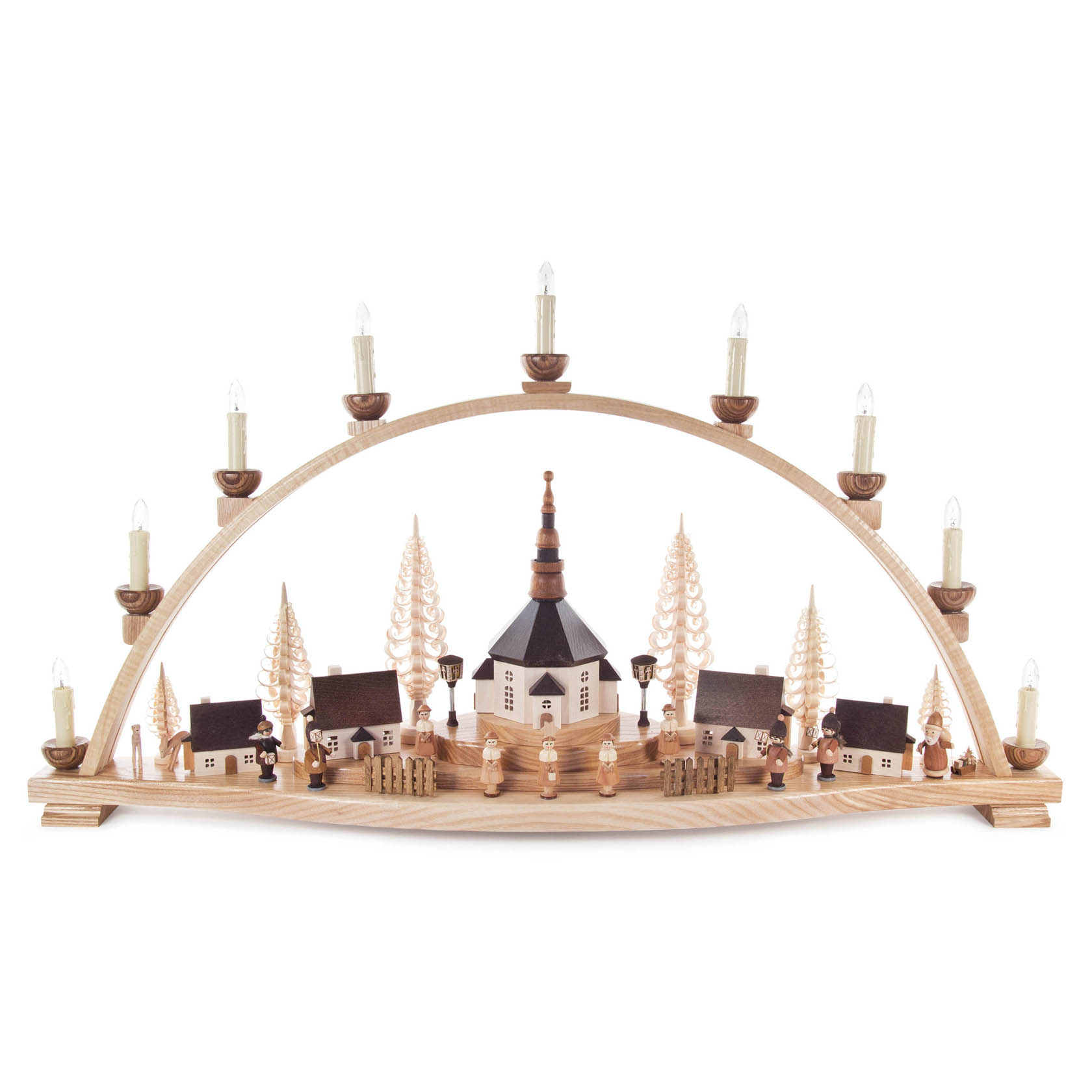 Elektrischer Schwibbogen zeigt ein Seiffener Dorf mit beleuchteten Gebäuden, Kirche in der Mitte, flankiert von Tannenbäumen und kleinen Häusern mit 11 Kerzen oben. im Dregeno Online Shop günstig kaufen