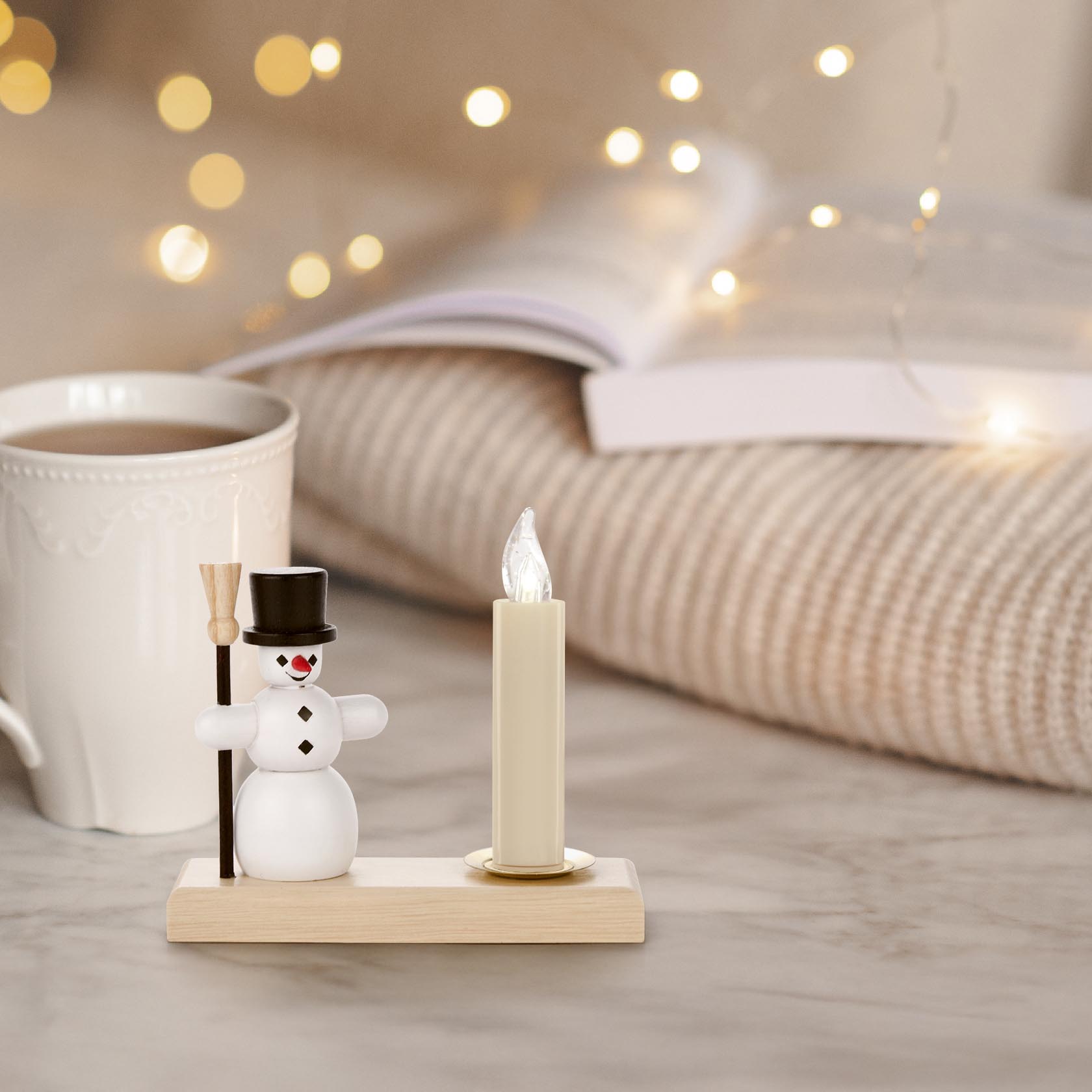 Holzkerzenhalter mit Schneemannfigur und Kerze, geeignet für Kerzen mit 14mm Durchmesser.