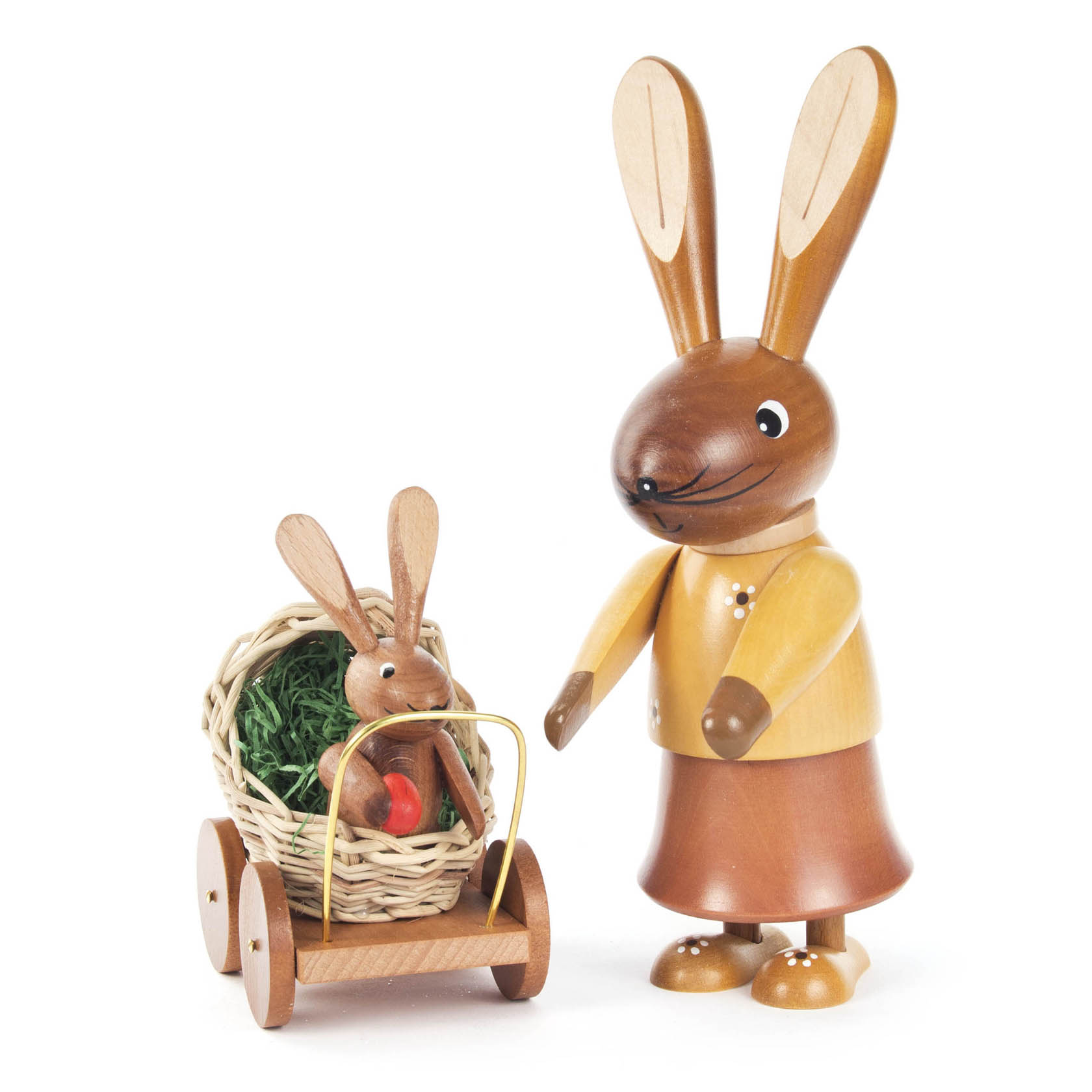 Holzfigur einer Häsin in naturfarbenem Kleid, die einen Kinderwagen mit einem kleinen Hasenkind darin schiebt.