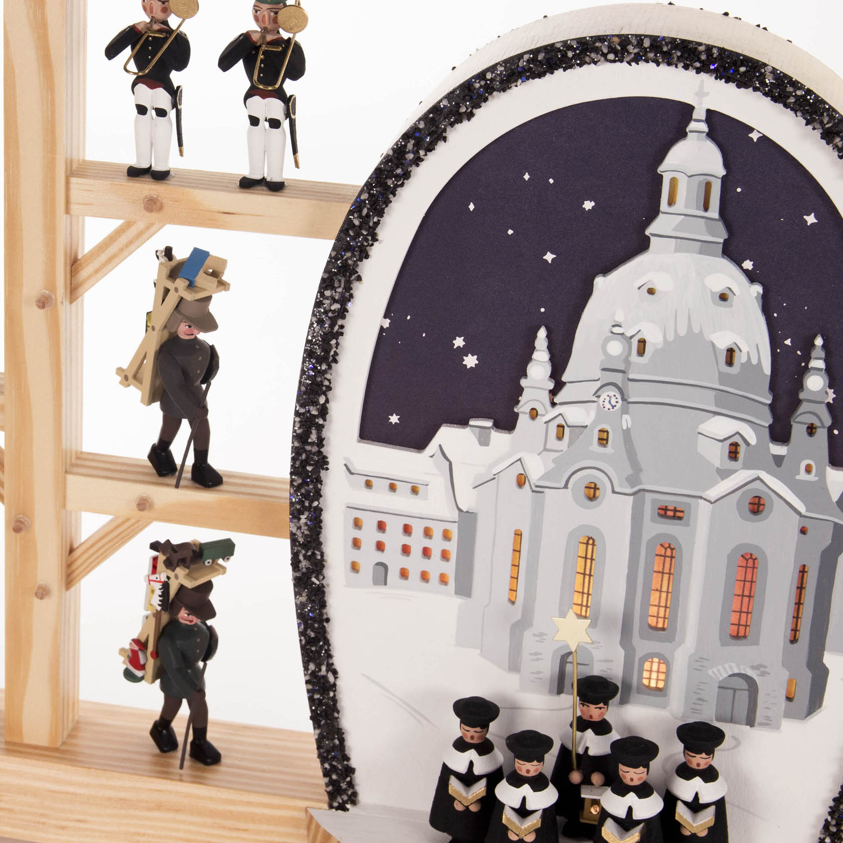 Schwibbogen mit Dresdner Frauenkirche, Kurrende und Erzgebirgsfiguren, elektrisch beleuchtet