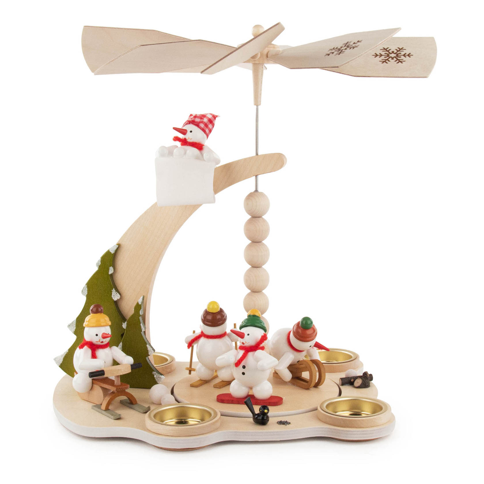 Holzpyramide mit Schneemannfigur beim Wintersport, einschließlich Skifahren und Schlittenfahren. Die Pyramide hat vier Teelichthalter und einen Propeller.