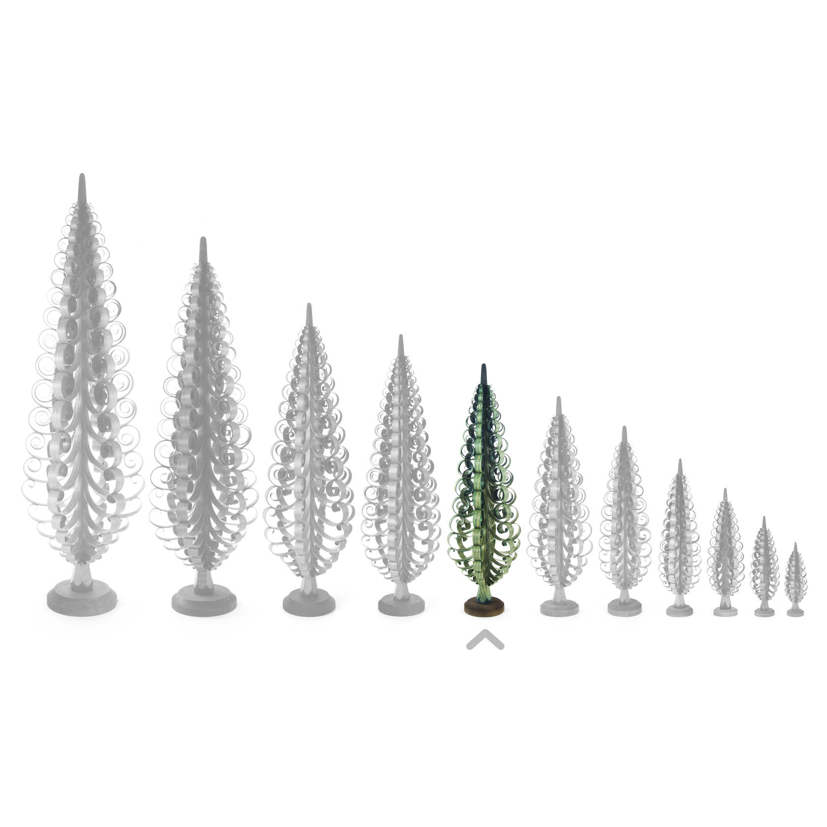 A green Spanbaum art piece standing 40 cm tall, surrounded by a series of progressively smaller grey Spanbaum pieces.