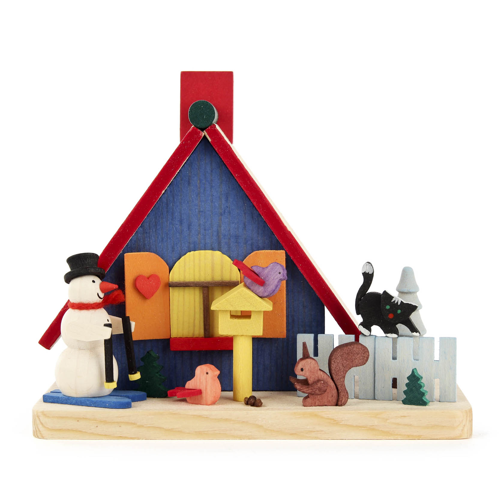 Ein hölzernes Räucherhaus mit rotem Dach und blauem Korpus. Ein Schneemann mit Zylinder steht links, umgeben von Vögeln, einem Eichhörnchen und weiteren Dekorationsfiguren. im Dregeno Online Shop günstig kaufen