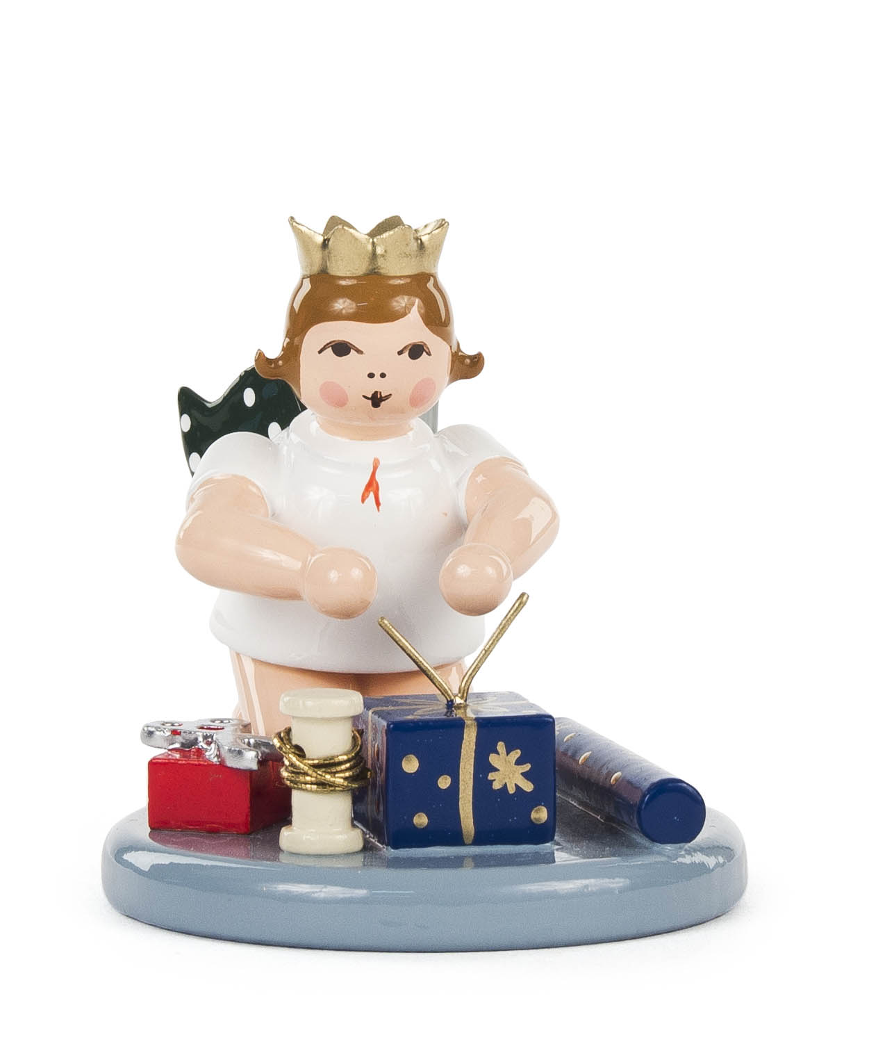 Engel mit Geschenk, Schere, Band, Geschenkpapier und Krone, knieend 