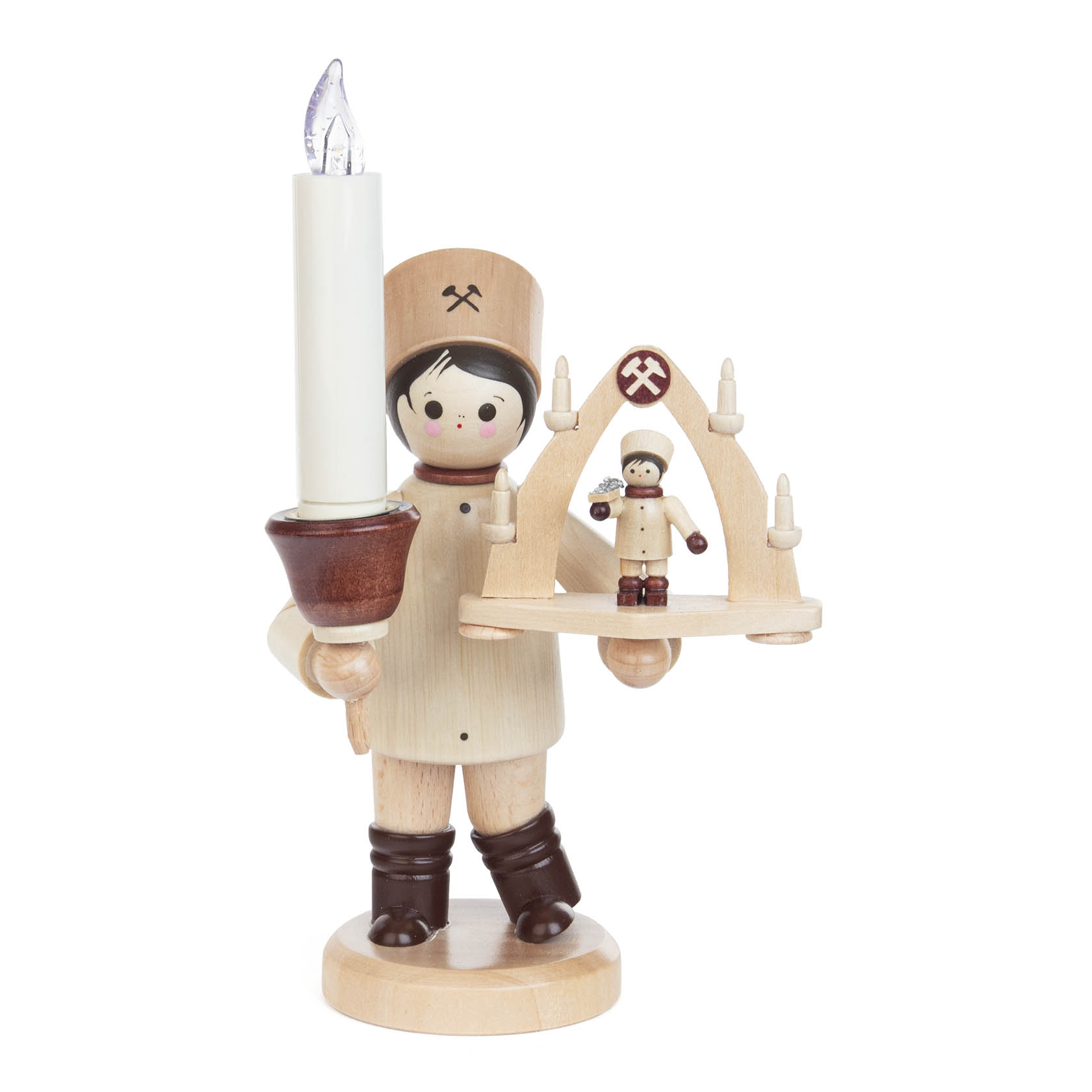 Holzfigur eines Bergmanns mit LED-Kerzenhalter in der rechten Hand und einem Schwibbogen in der linken Hand, verziert mit traditionellen Details. im Dregeno Online Shop günstig kaufen