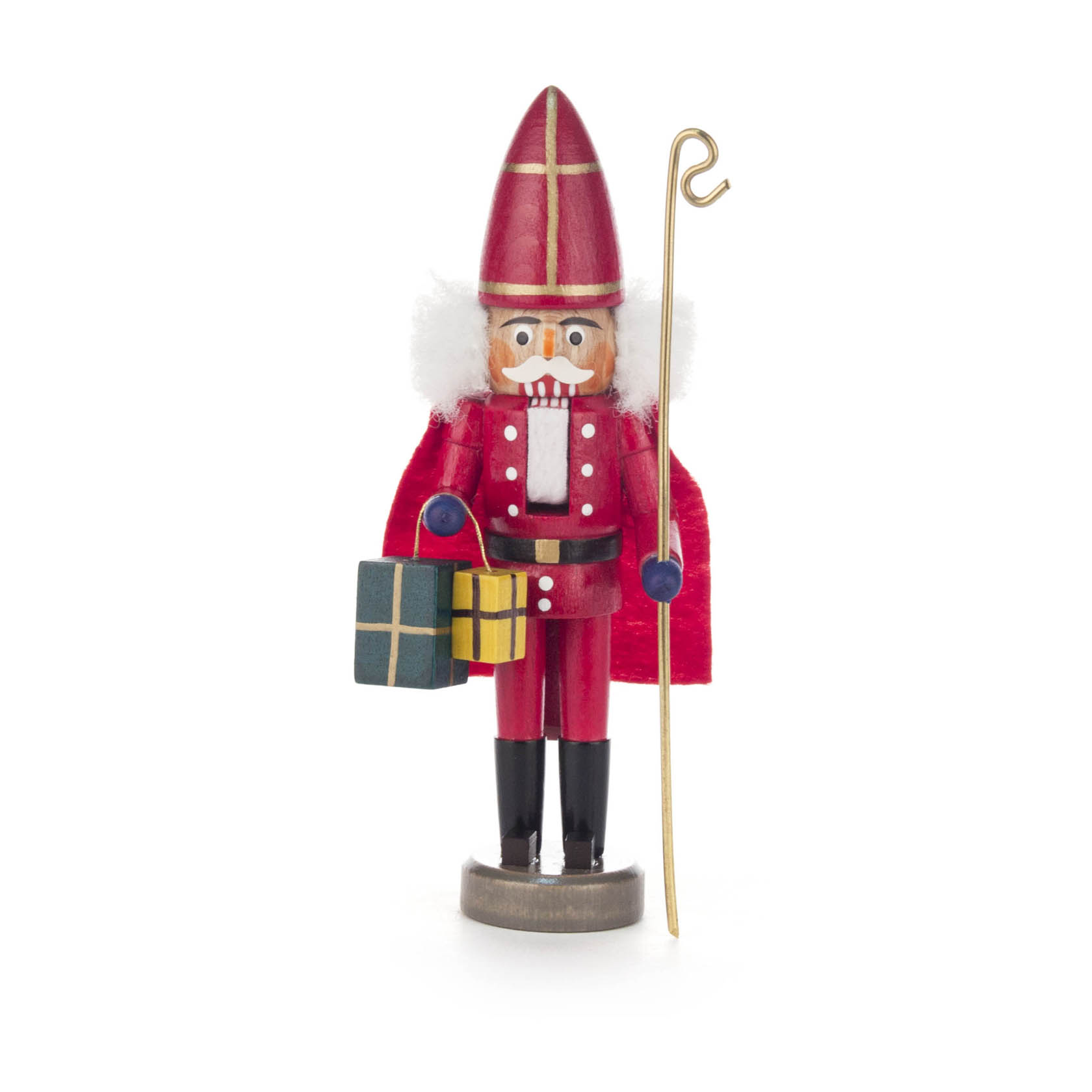 Roter Nussknacker in Nikolaus-Kleidung, 15 cm groß, mit weißem Bart und goldenem Bischofsstab, hält ein Geschenk in der Hand. im Dregeno Online Shop günstig kaufen