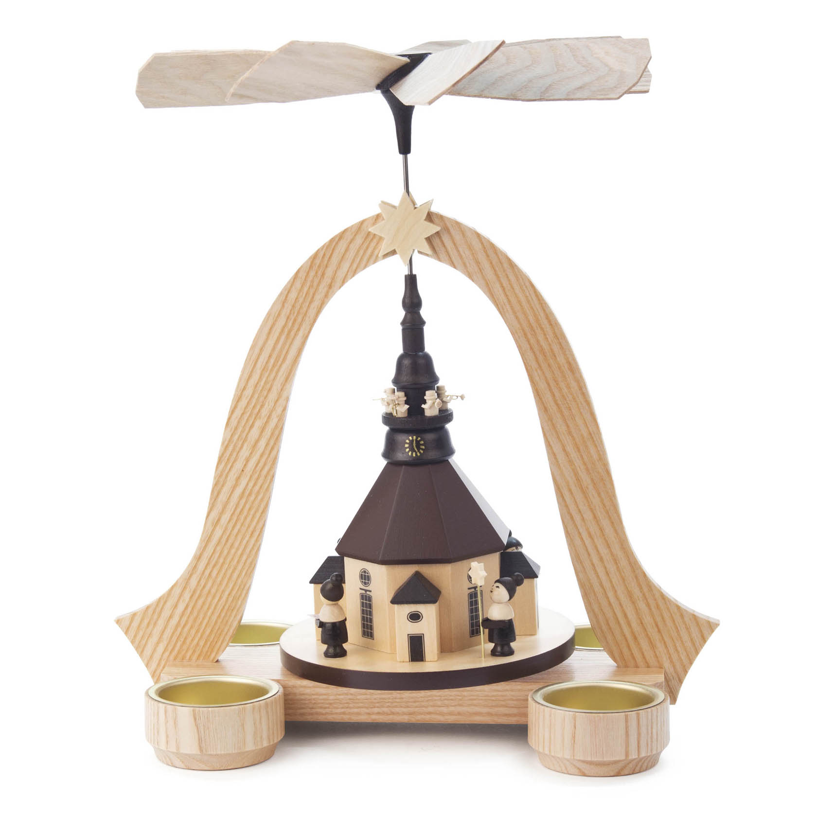 Ein hölzernes Weihnachtspyramide-Modell mit Figuren, die eine Kirche darstellen, Kurrende-Sänger und Turmbläser, sowie Halter für Teelichte.
