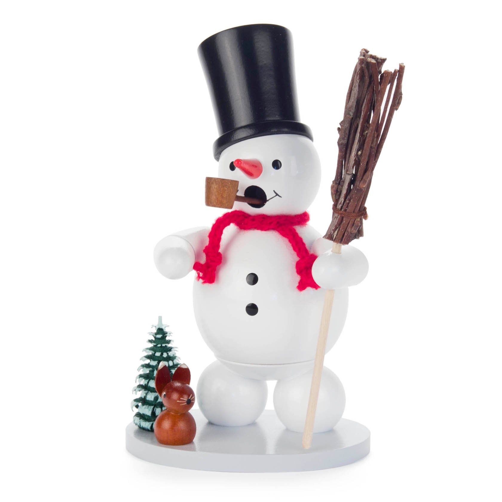 Ein Räuchermann in Form eines Schneemanns mit Zylinderhut und rotem Schal, hält eine Pfeife und einen Besen, steht neben einem kleinen Tannenbaum und einem braunen Hasen.