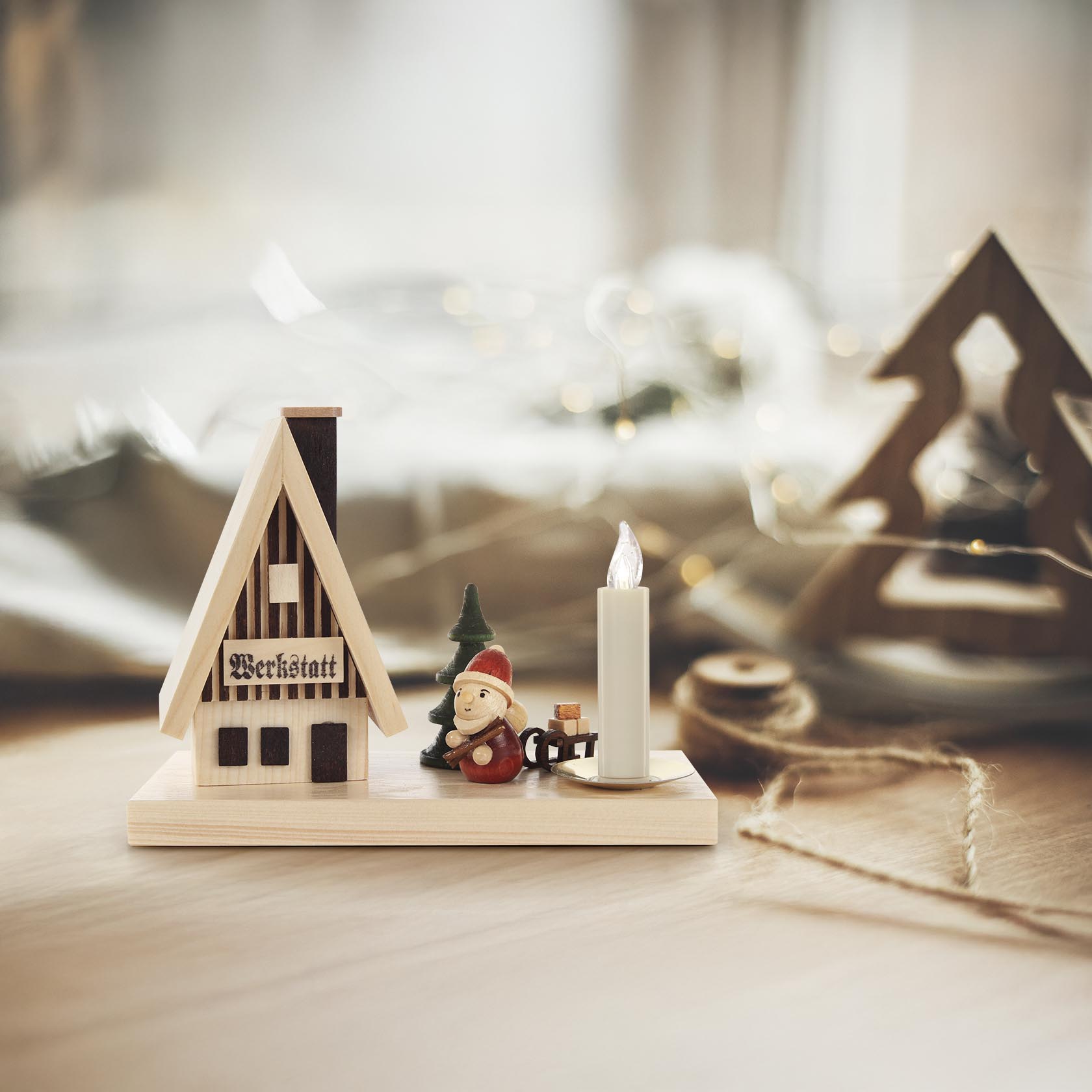 Miniatur-Räucherhaus mit Schriftzug 'Werkstatt', ein Weihnachtsmann und ein Kerzenhalter für Kerzen mit 14mm Durchmesser.