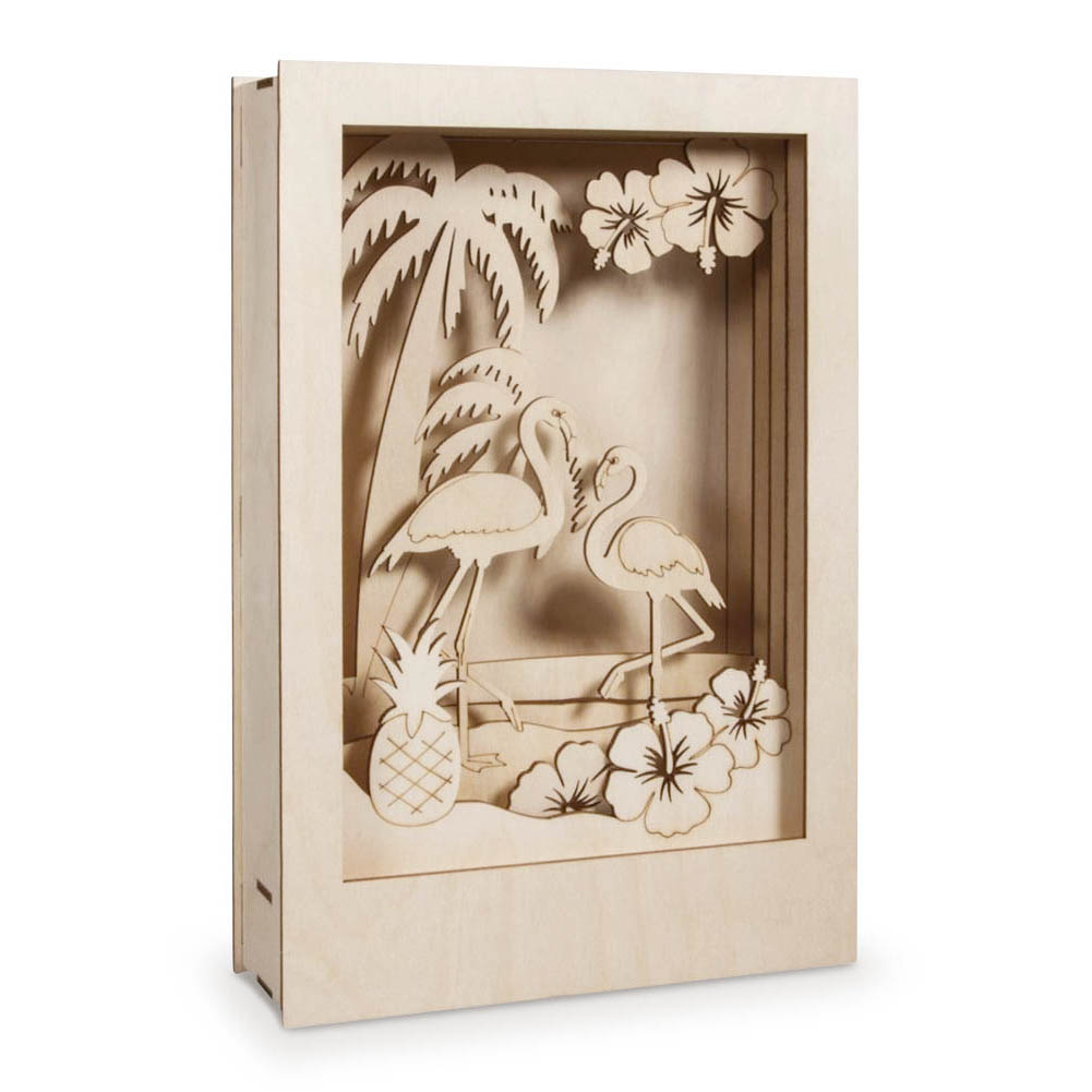 Zwei Flamingos aus Holz, die in einem Holzrahmen mit tropischem Hintergrund aus Palmen, Ananas und Blüten stehen. im Dregeno Online Shop günstig kaufen