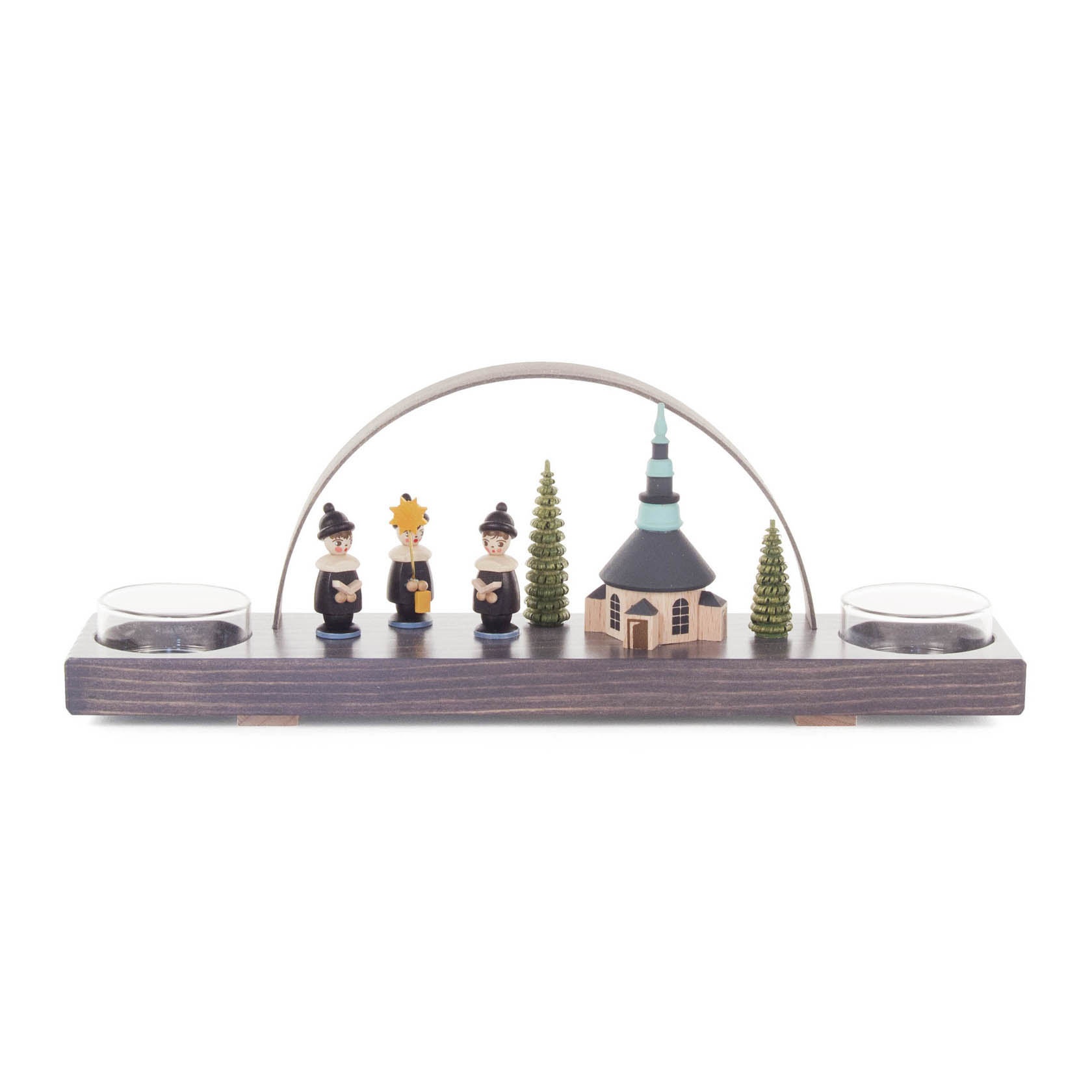 Ein grauer Schwibbogen mit der Seiffener Kirche, drei Kurrende-Sängern in Schwarz und zwei Teelichthaltern auf einem hölzernen Sockel. im Dregeno Online Shop günstig kaufen