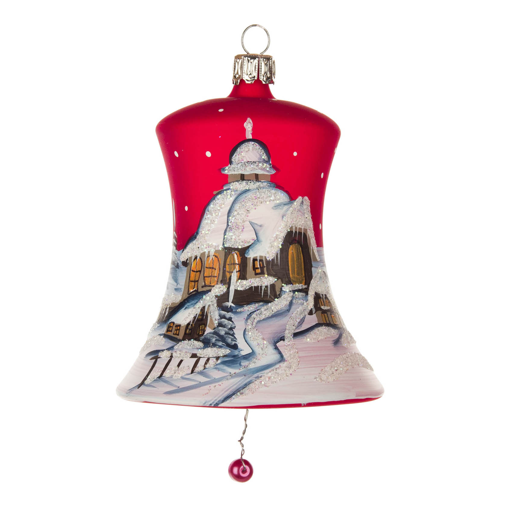 Rote, matte Christbaumglocke, 8 cm groß, mit winterlichem Landschaftsmotiv bemalt. Eine eingeschneite Kirche mit beleuchteten Fenstern ist abgebildet. im Dregeno Online Shop günstig kaufen